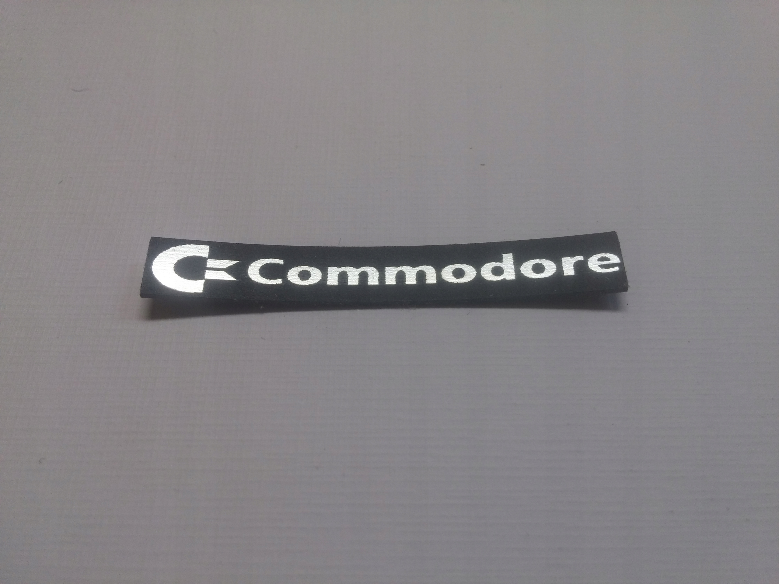 

Commodore naklejka emblemat 48 x 7 mm *srebrna