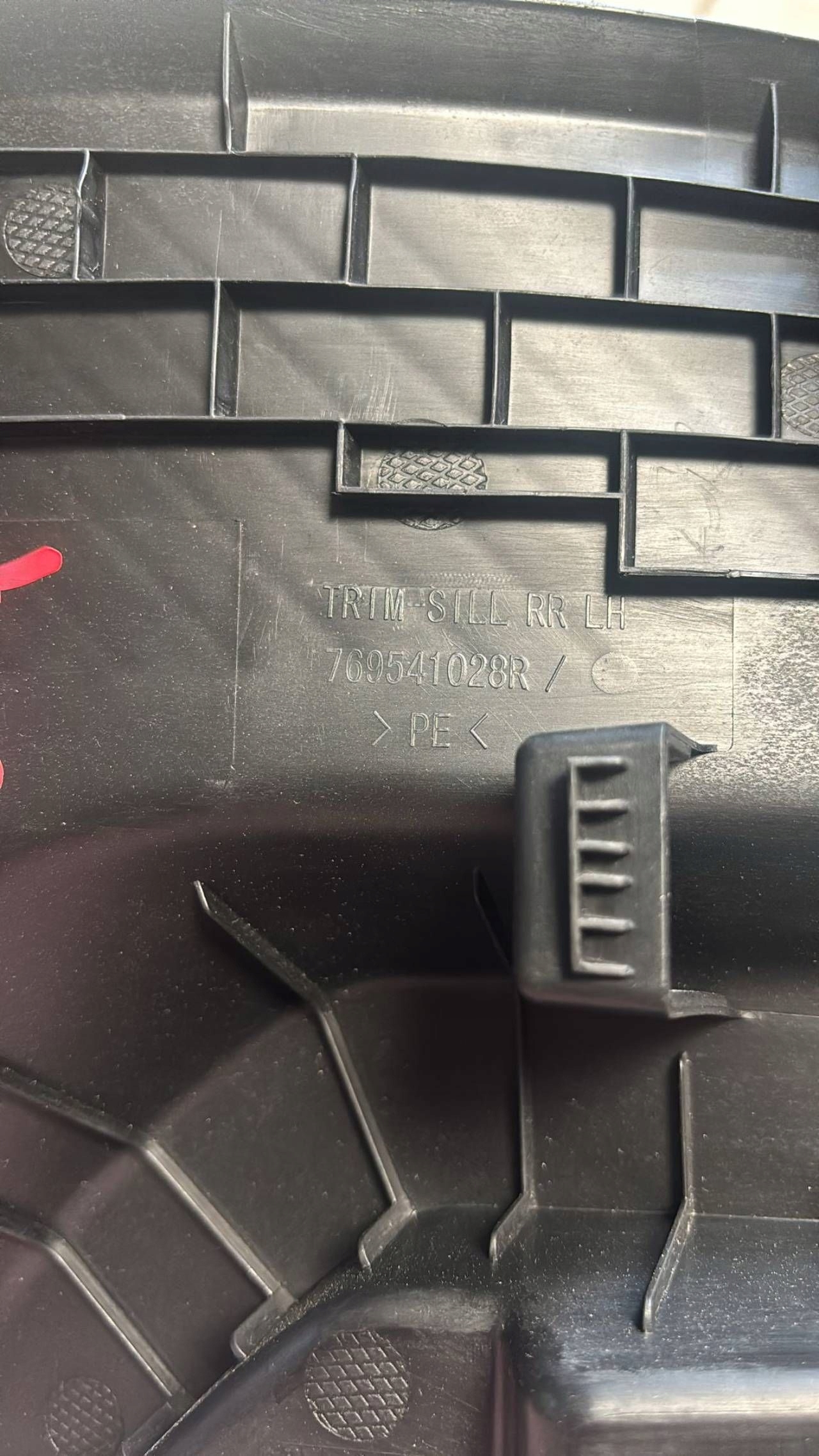 cap threshold rear Renault 5 E-Tech 769541028R