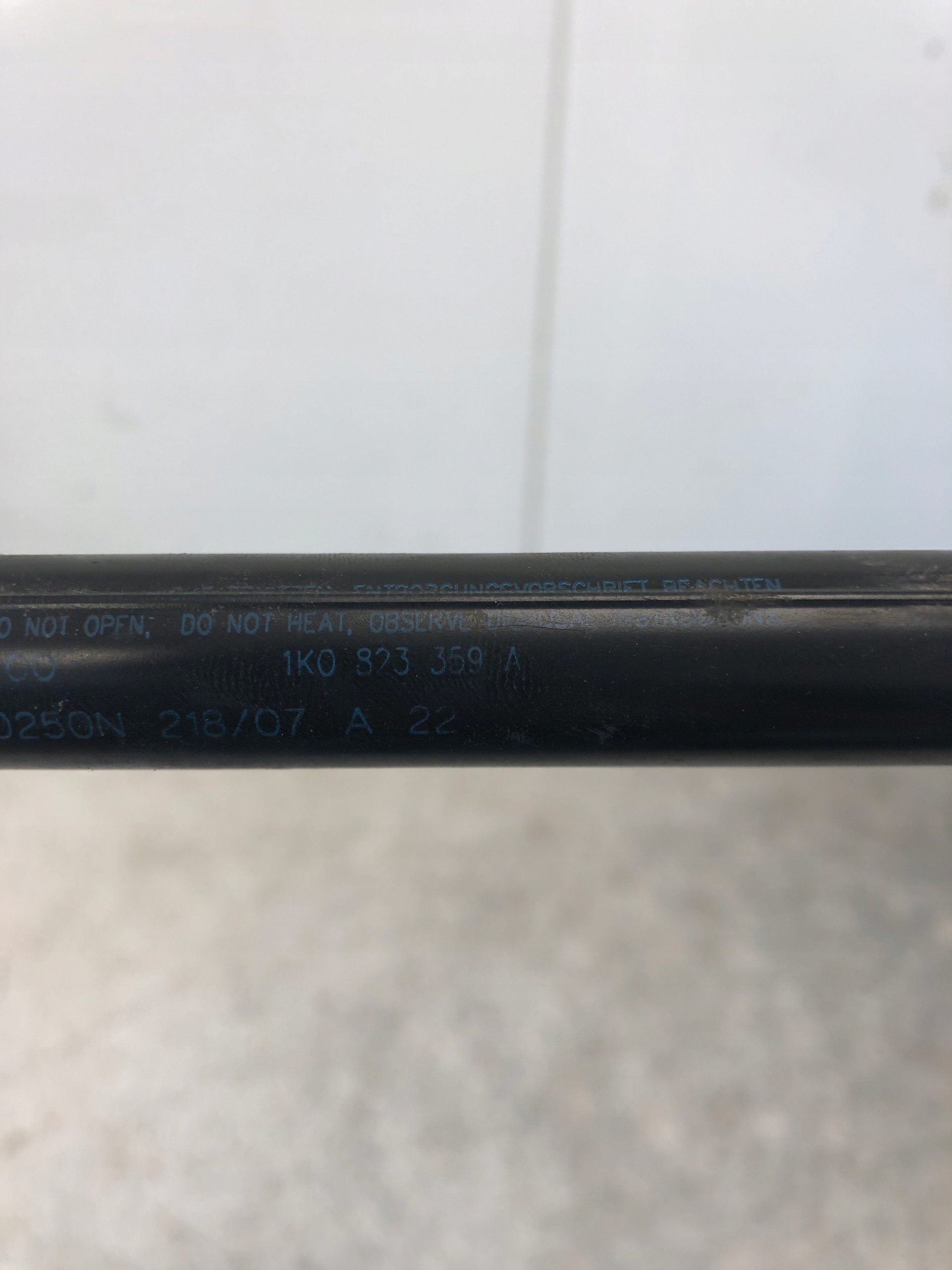Dämpfer der Kühlergrill VW GOLF V 1K0823359A