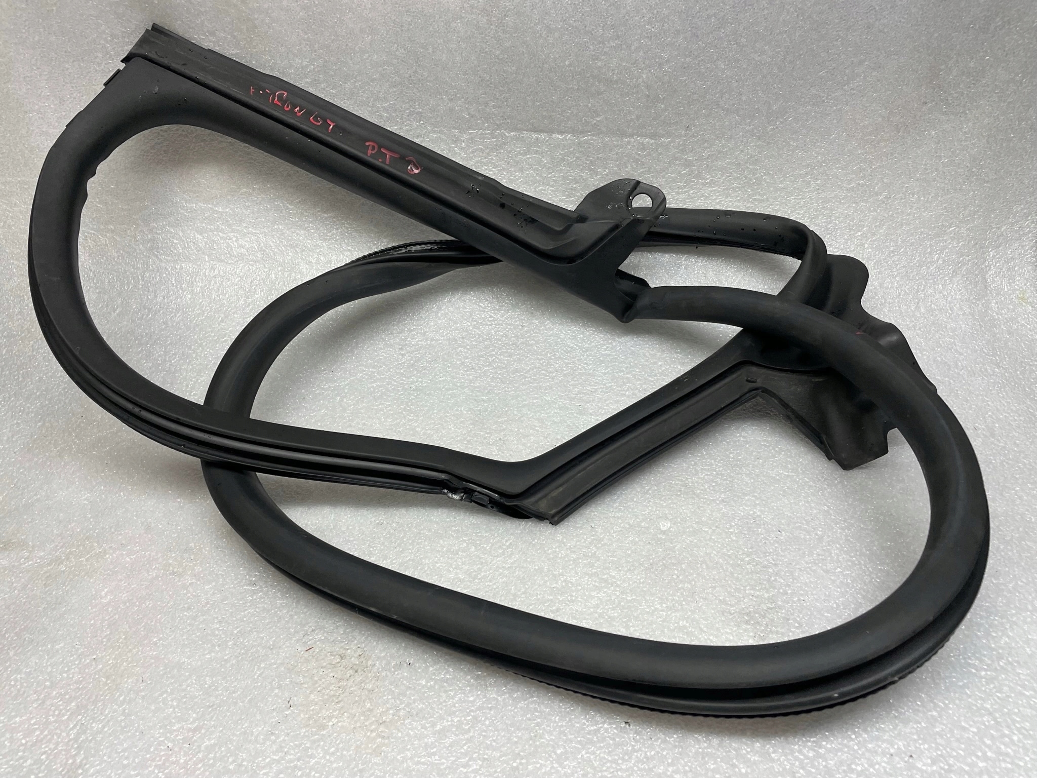 УЩІЛЬНЮВАЧ ДВЕРІ ПРАВИЙ ЗАД. AUDI Е-ТРОН GT ОРИГІНАЛ FV