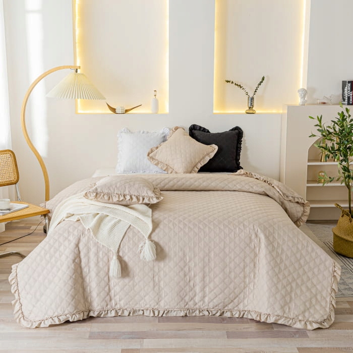 Dekorativní přehoz Ruffy 240x260 prošívaný s volánkem, béžový