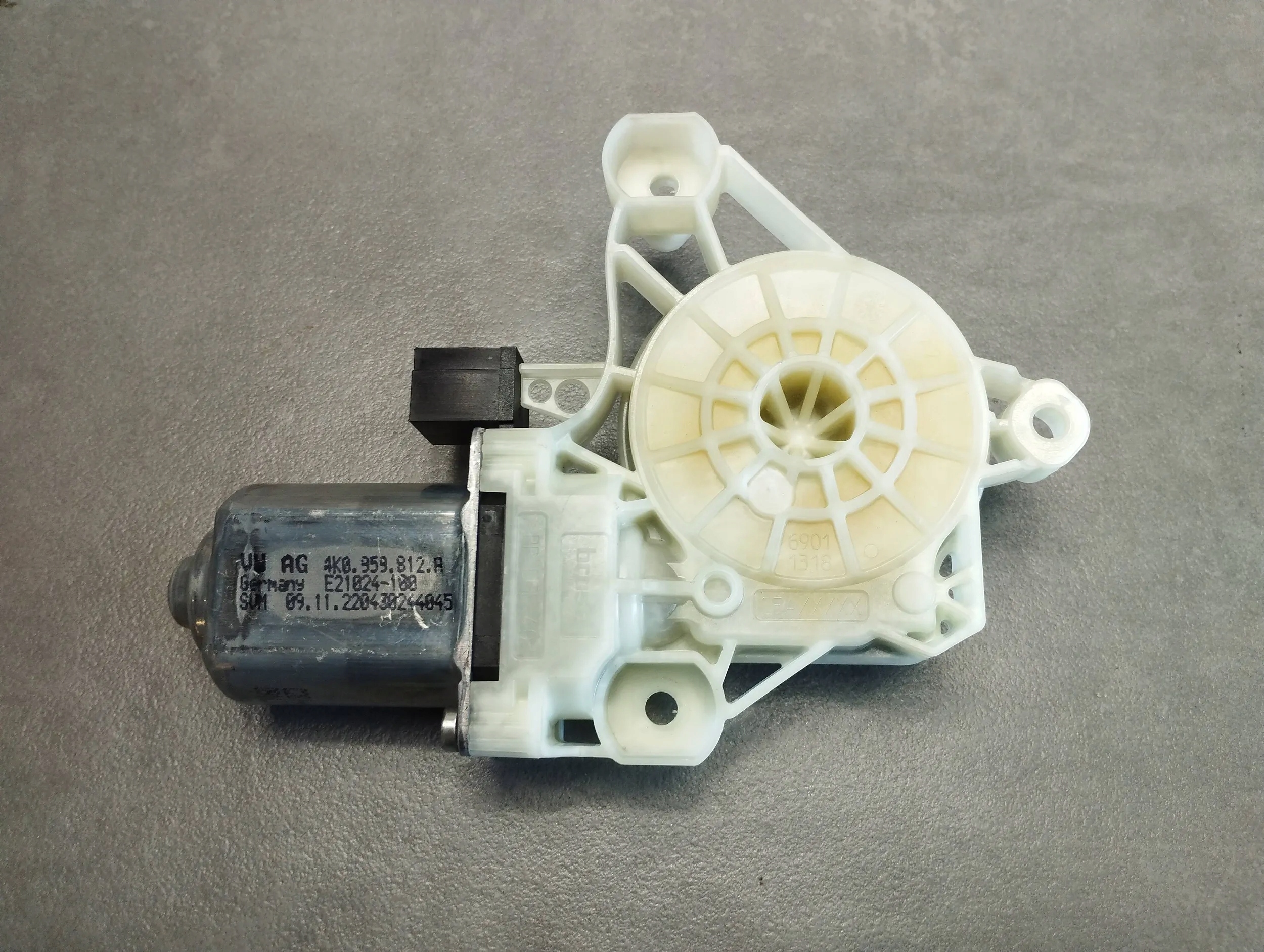 Audi Q4 e-tron Motor Fenster 4K0959812A