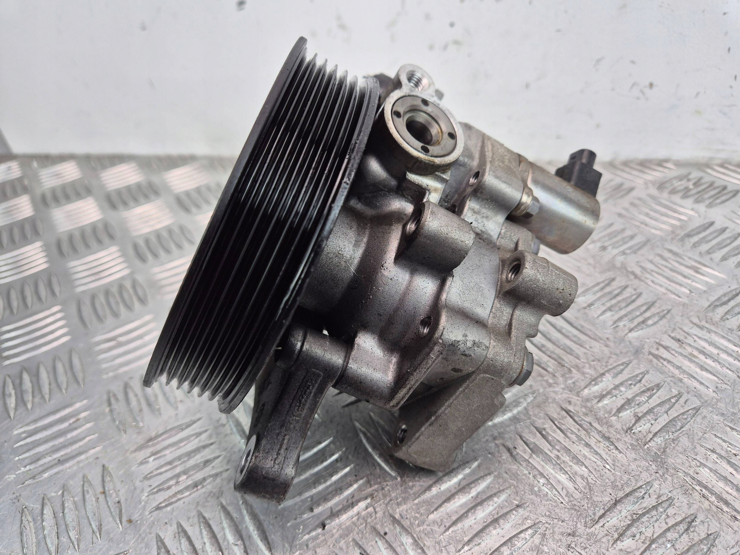 Mercedes E250 CGI W212 servo pump A0064666801