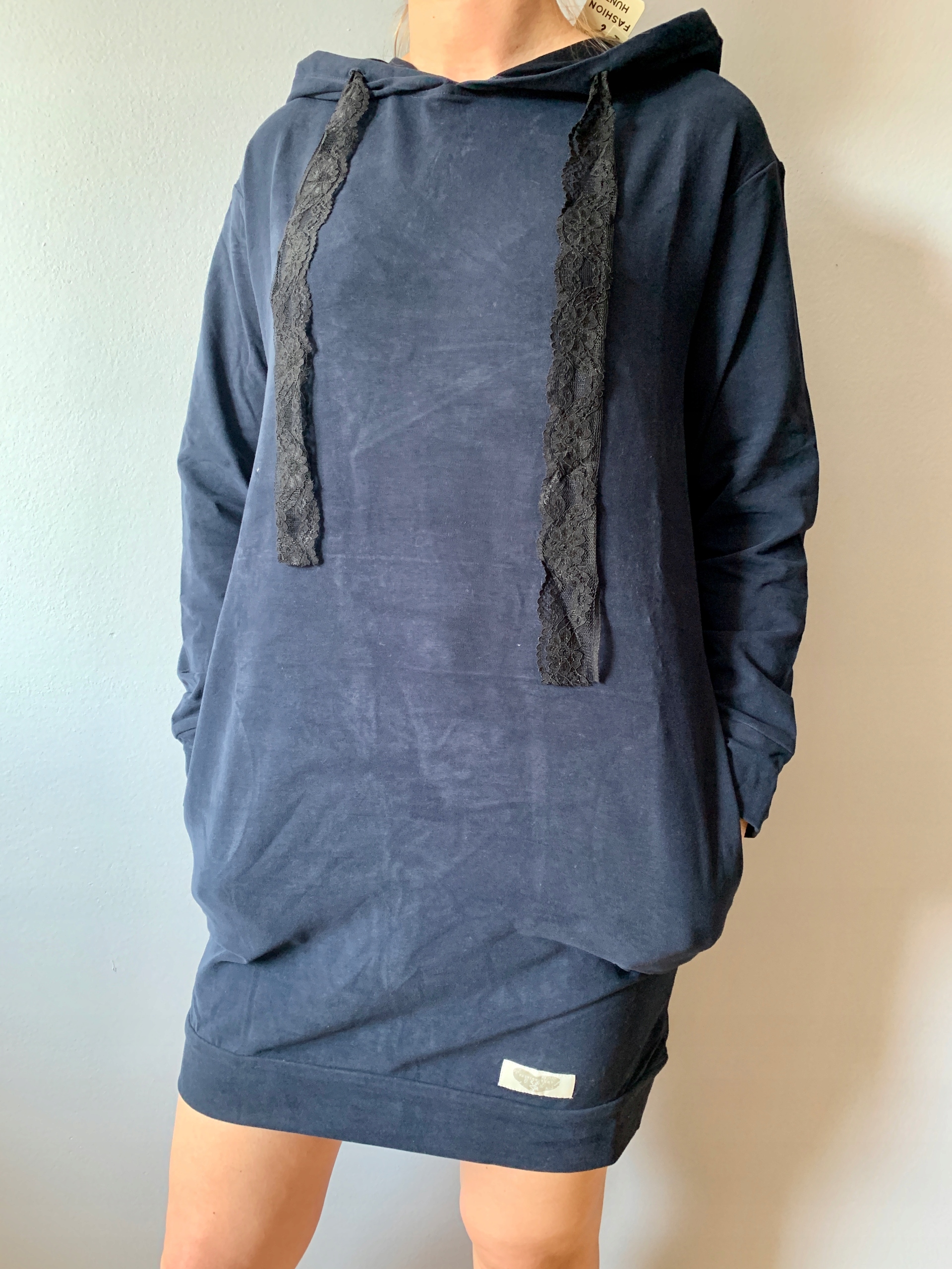 

Dresowa Sukienka Z Kapturem I Koronkową Tasiemką