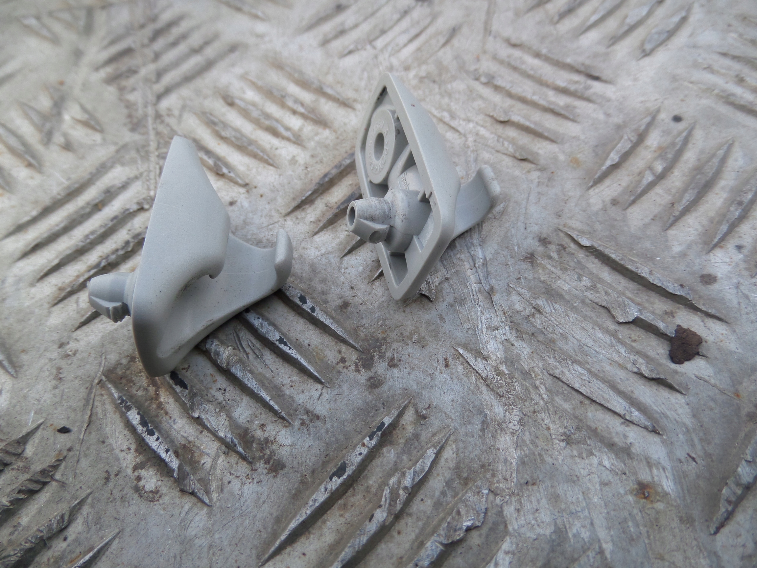 UCHWYT MOCOWANIE OSŁONY PRZECIWSŁONECZNEJ IBIZA II Producent części Seat