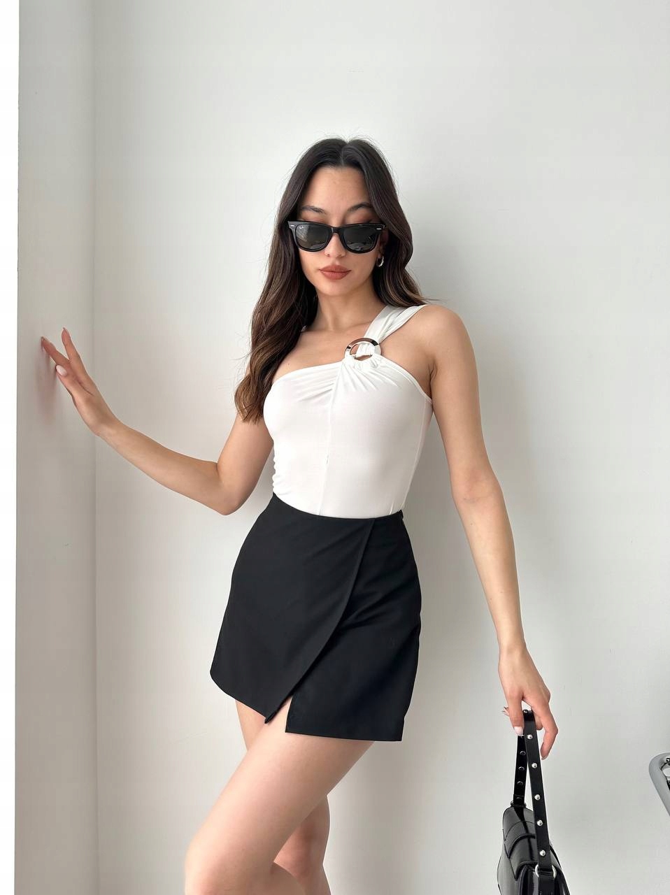 Body na jednym ramiączku - kolor biały STL L Marka bez marki