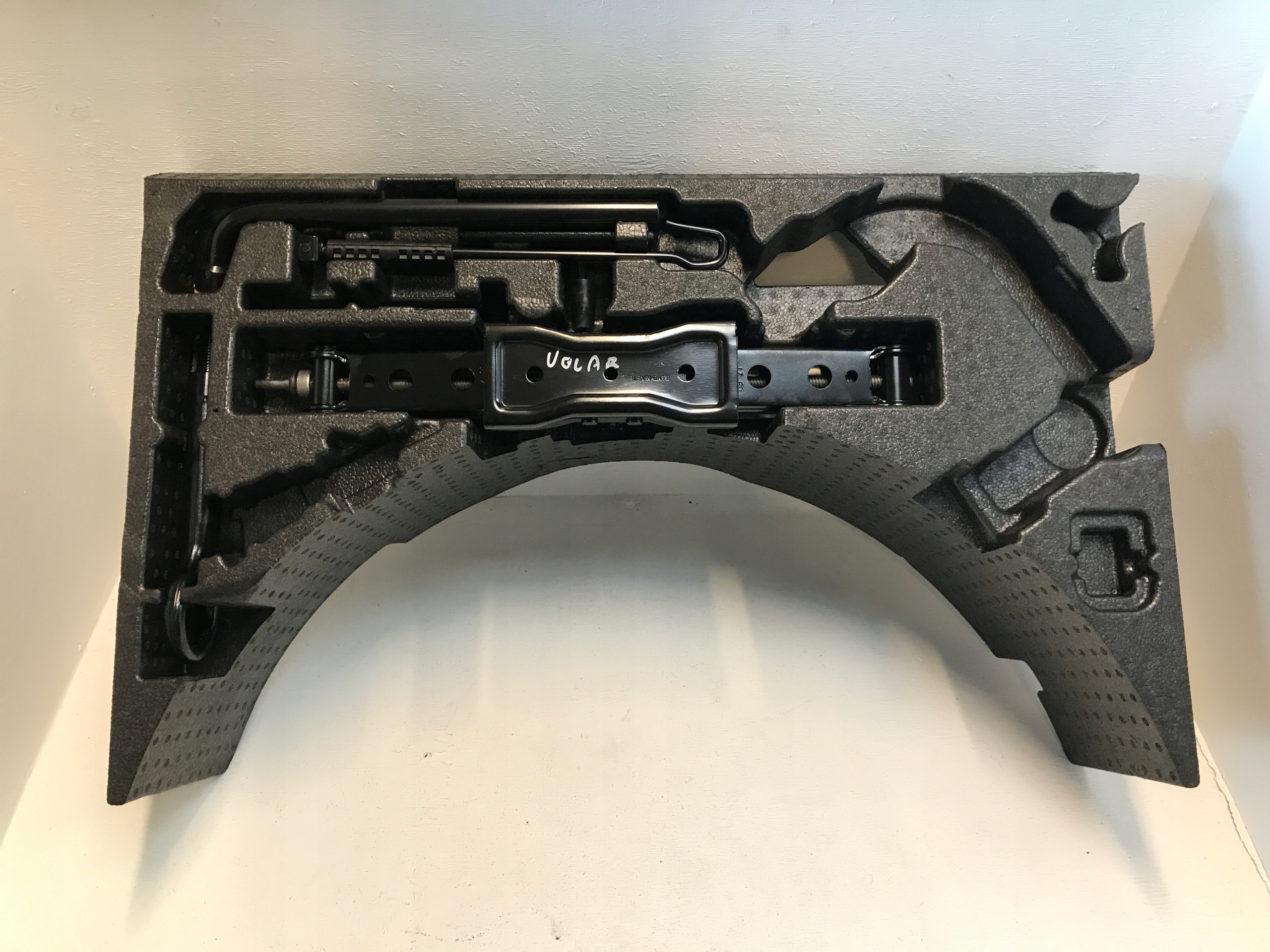 VELAR L560 полистирол багажник домкрат