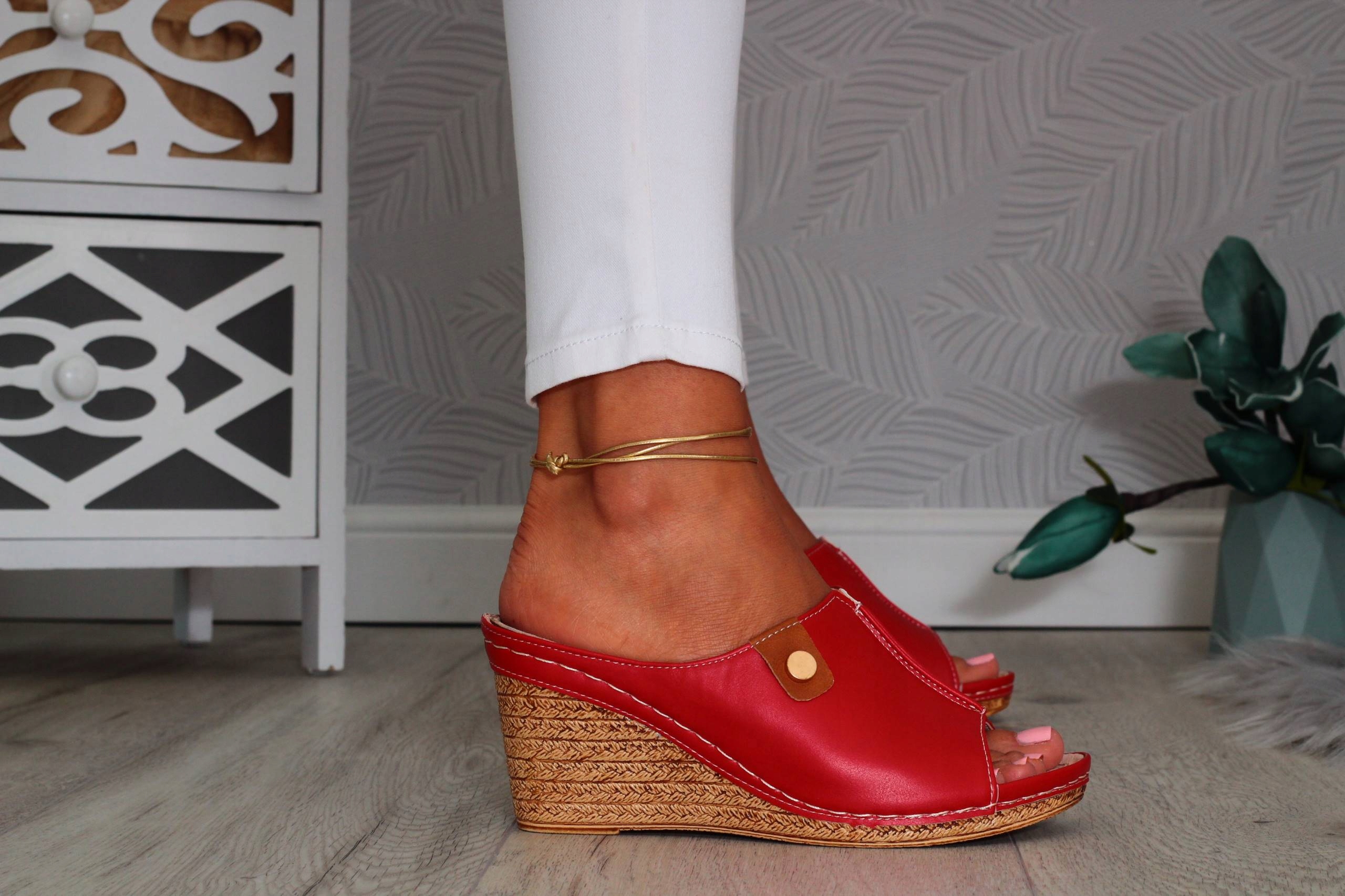 KLAPKI DAMSKIE PROFILOWANE NA KOTURNIE SKÓRA SZYTE Rozmiar 40