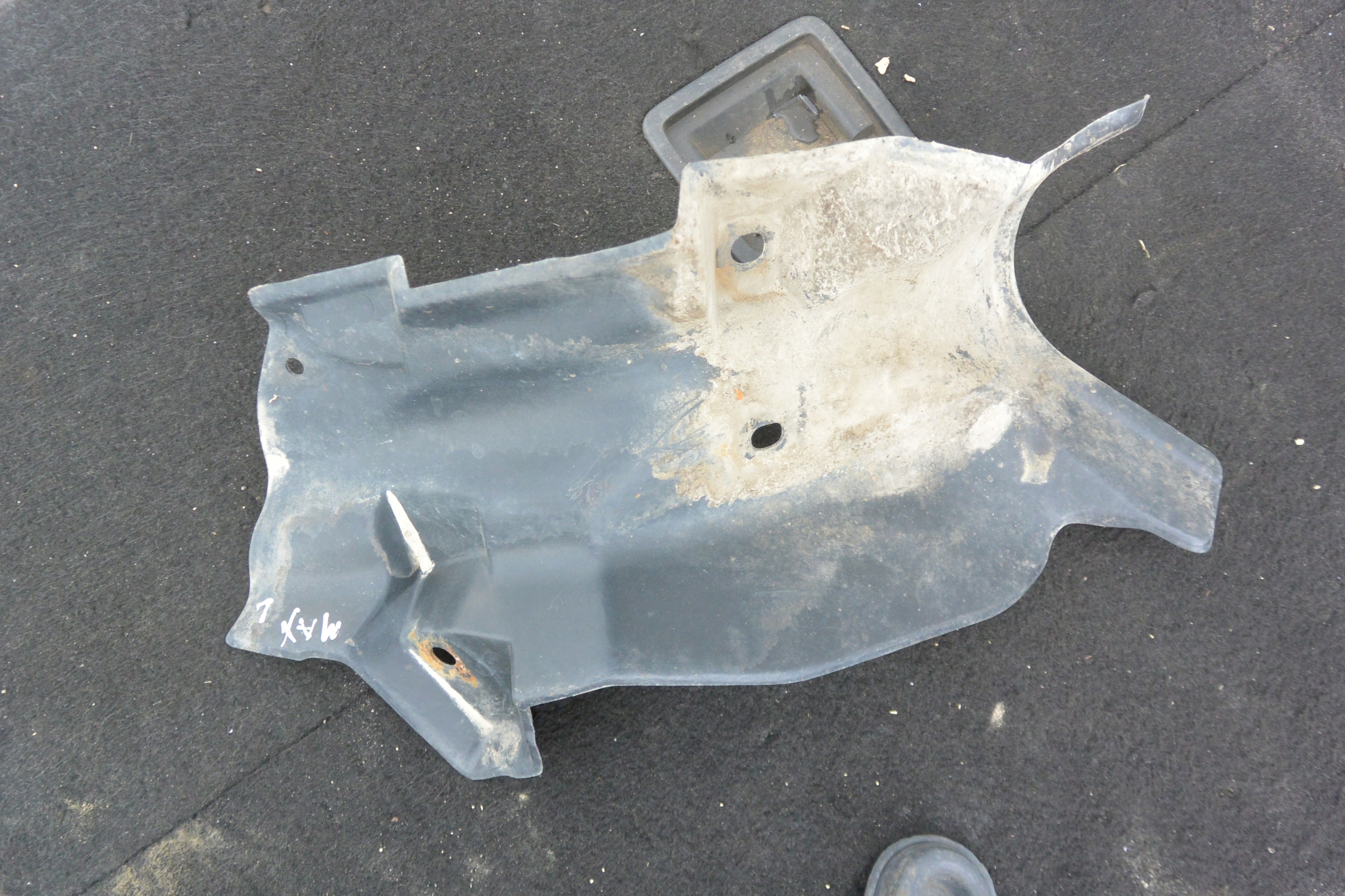 NISSAN MAXIMA A33 QX motor cover left 00-05