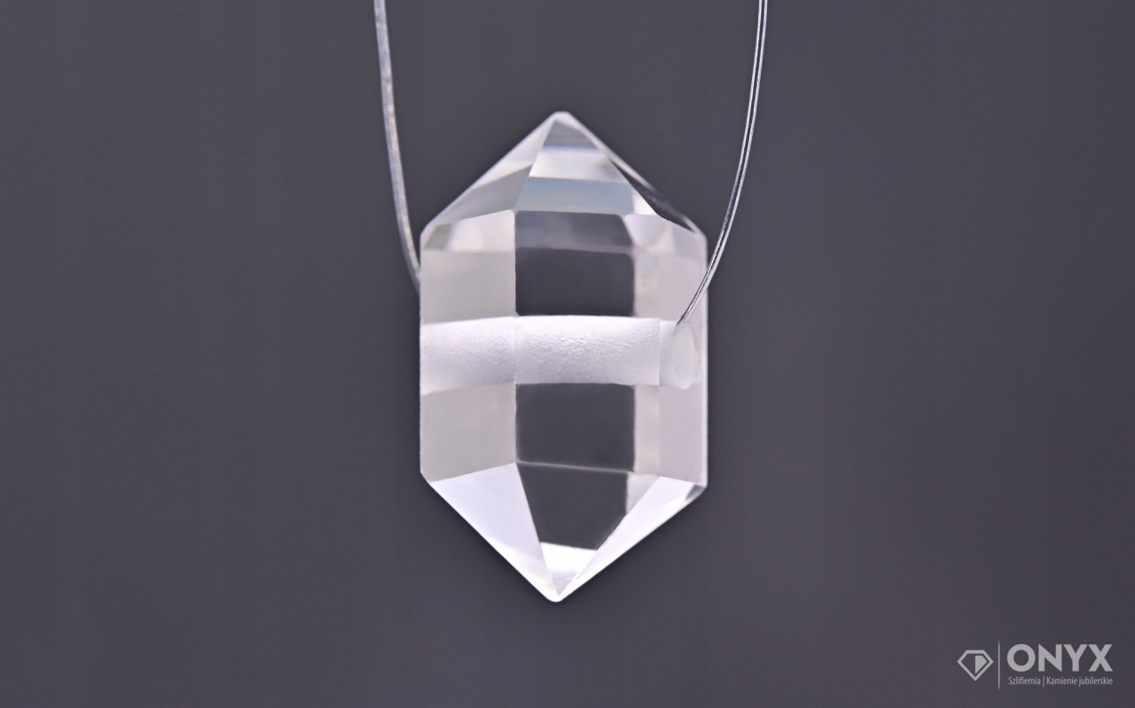 Křišťál horský fazetovaný provrtaný obelisk 15