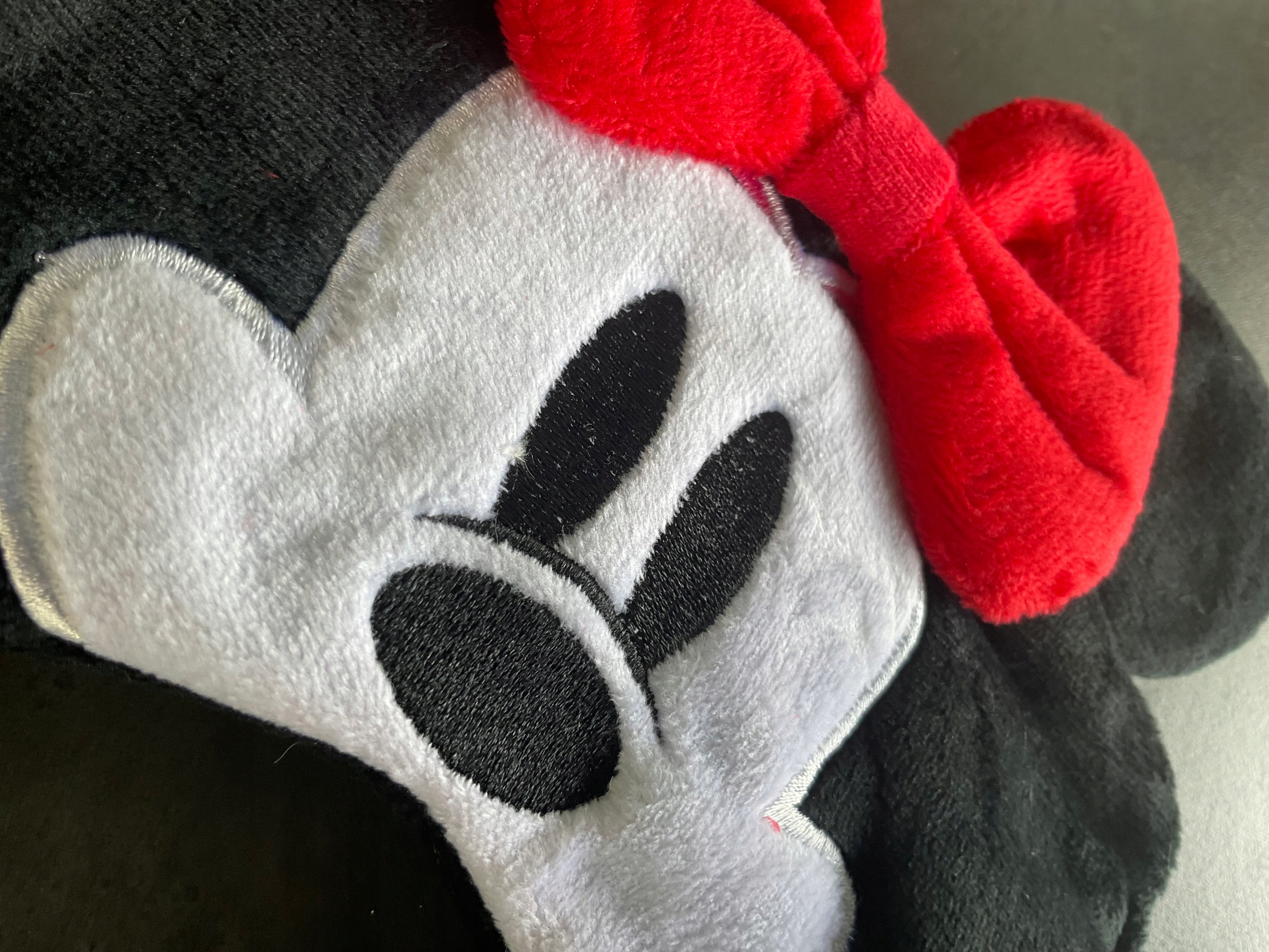 OPASKA NA OCZY MASKA DO SPANIA SNU RELAKSU MYSZKA MINNIE MOUSE PLUSZOWA Materiał dominujący poliester