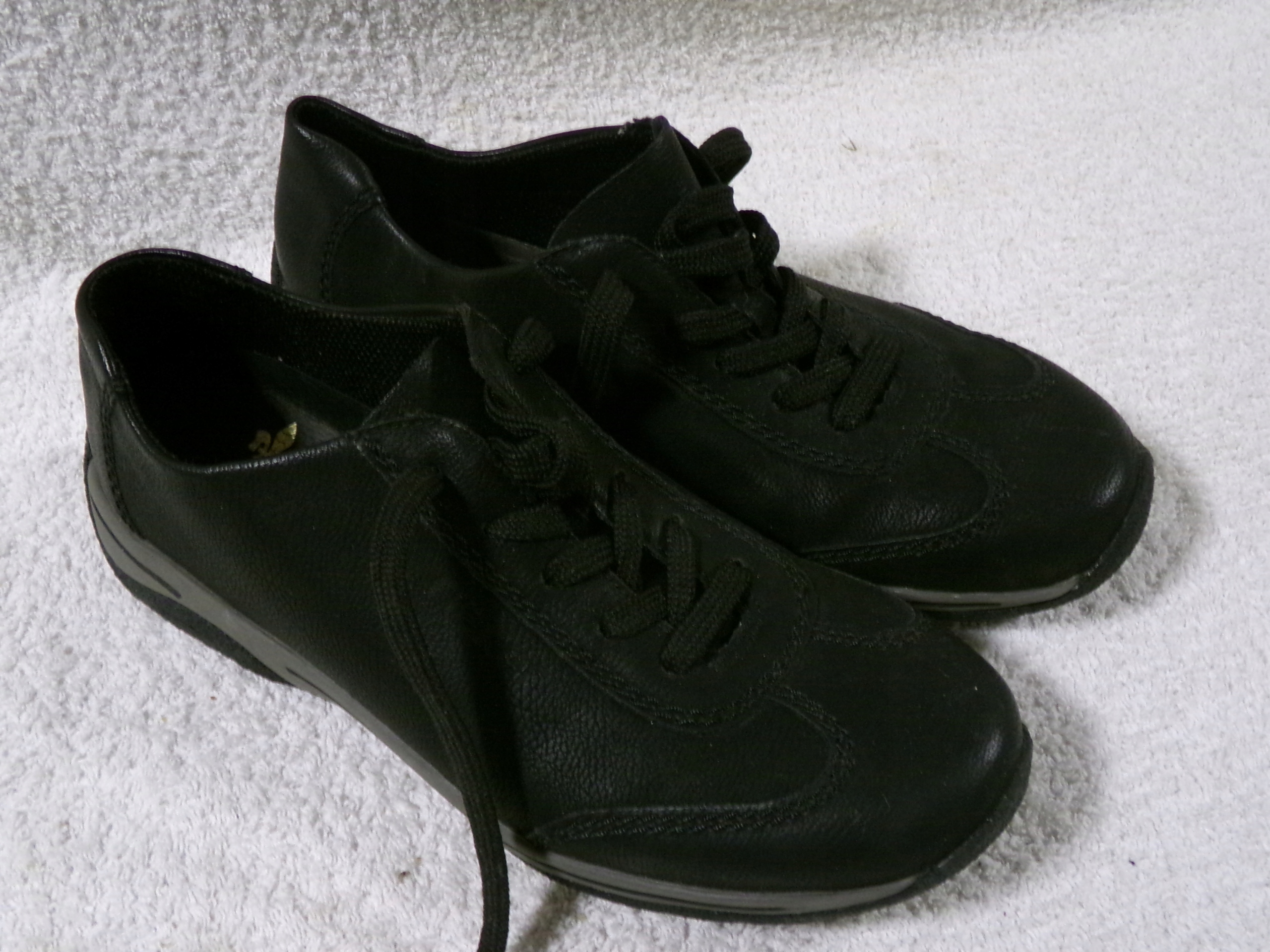 Wygodne damskie półbuty marki Rieker