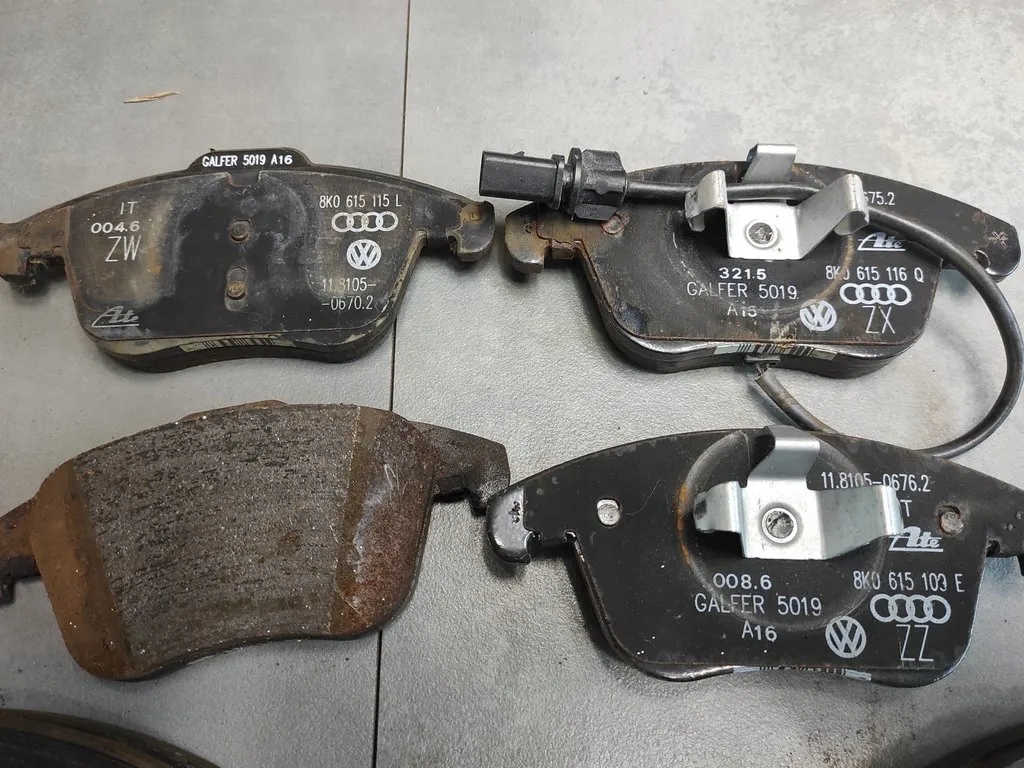 Audi A5 8T kotuče plotýnky předek 8W0615301G