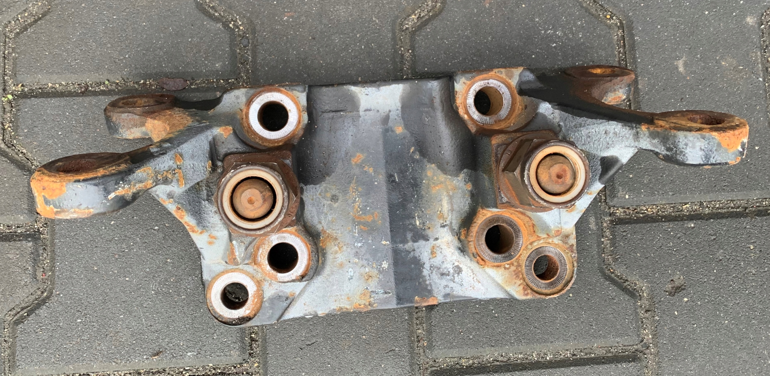 81432403127 - MAN TGA TGX TGS КРІПЛЕННЯ СТАБІЛІЗАТОРА 6X4