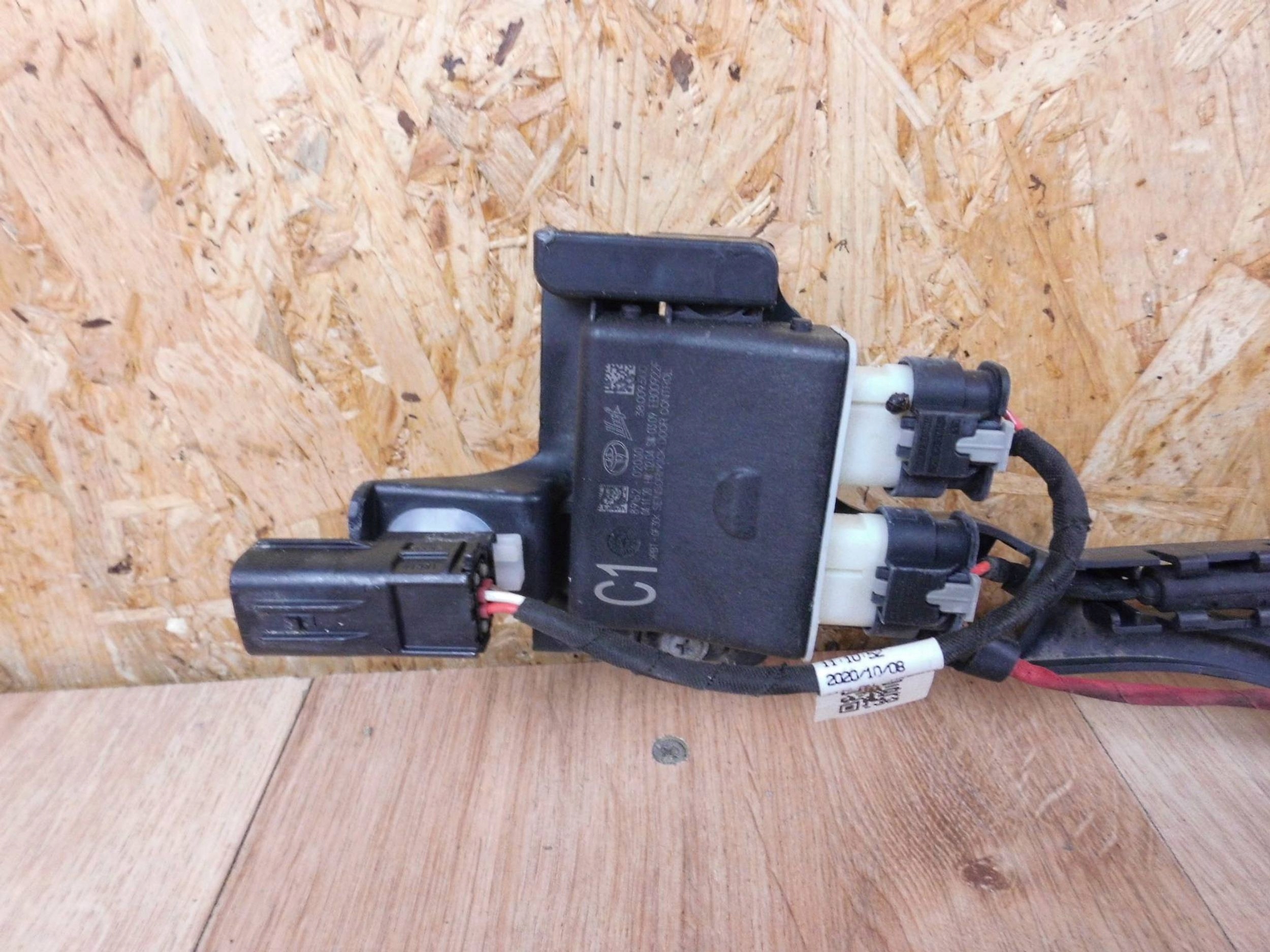 Toyota Corolla E21 module control unit sensor of the opening bonnet boot support