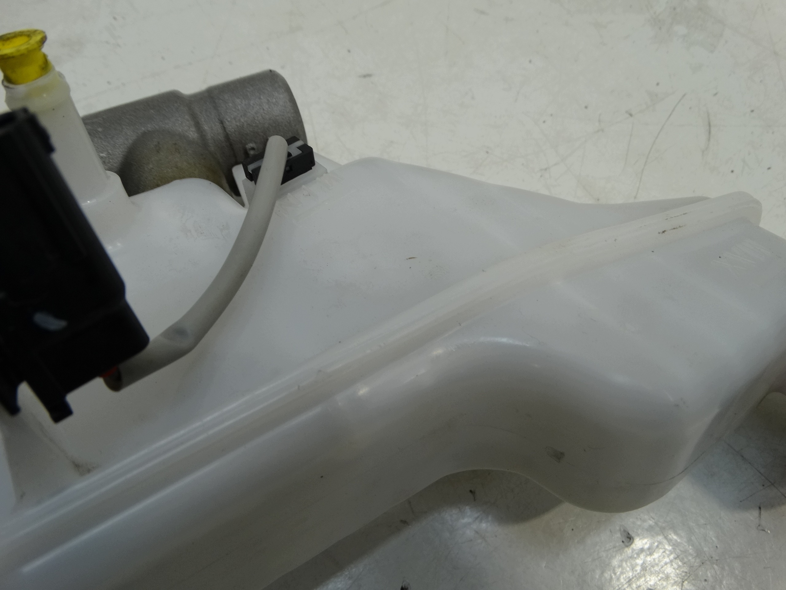 brake booster + tank KIA SPORTAGE V HYUNDAI I30 III