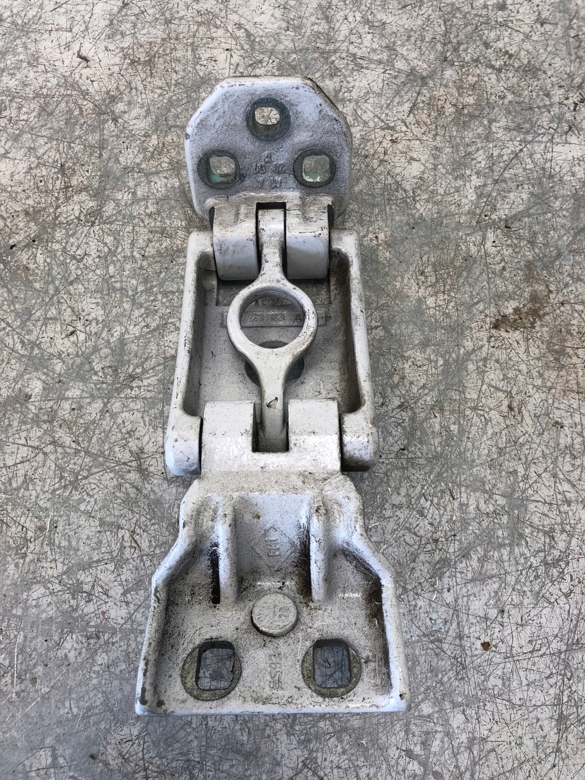 ZAWIAS DRZWI TYŁ 270 STOPNI RENAULT MASTER IV Numer katalogowy części 844009783R ZAWIAS DRZWI TYŁ 270 STOPNI RENAULT MASTER IV