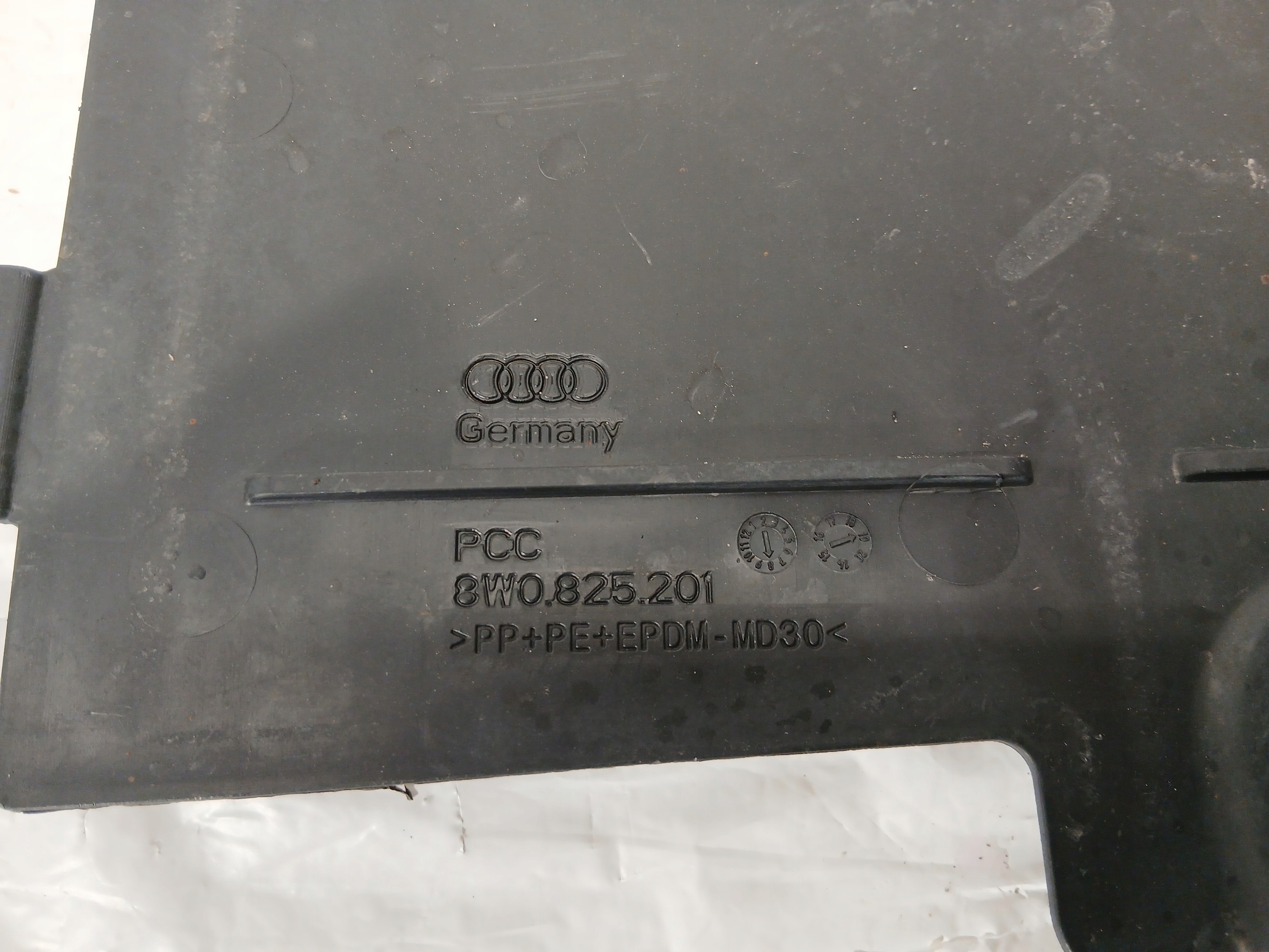AUDI A4 B9 LIFT cover chassis left 8W0825201