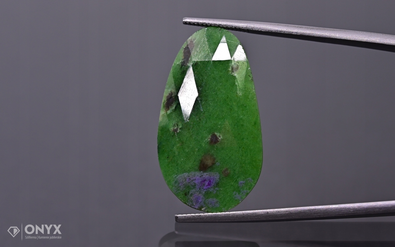 Zoizit s rubínem fasetovaná nepravidelná rozeta 26