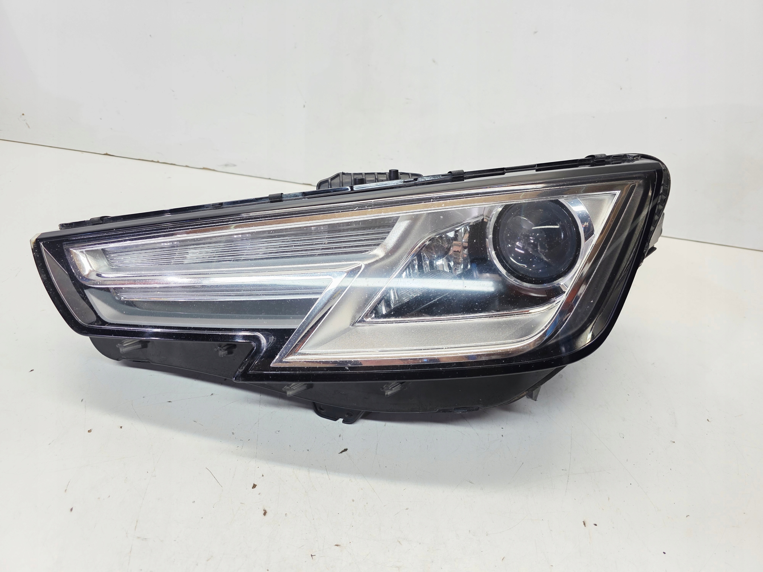REFLEKTOR light left front BI XENON LED AUDI A4 B9 8W0941005 EU 56/25
