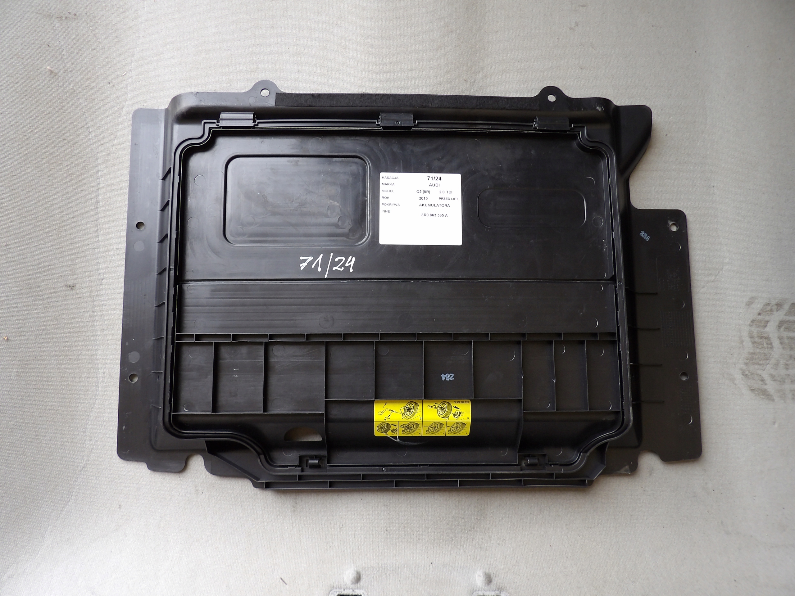 AUDI Q5 8R BLENDE ABDECKUNG AKUMULATORA 8R0863565A