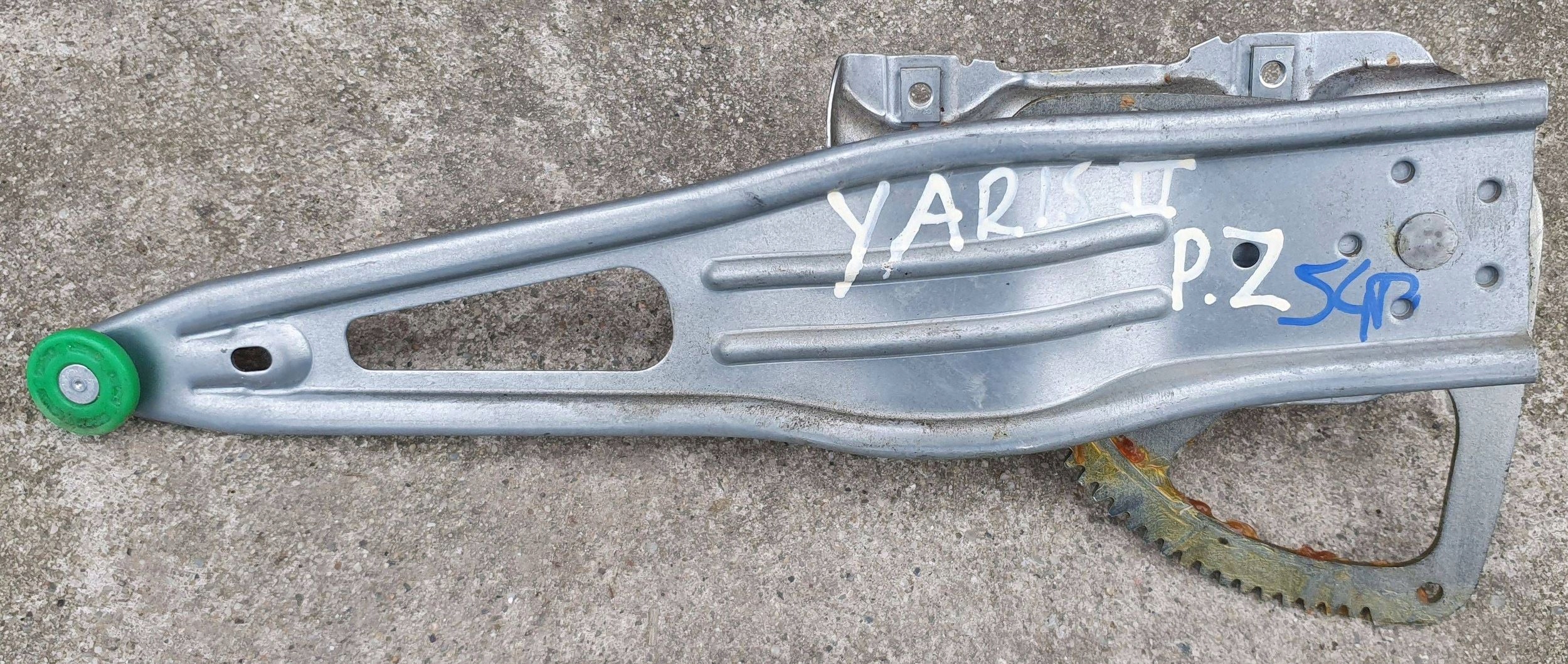 Toyota Yaris II 2 window regulator right rear part