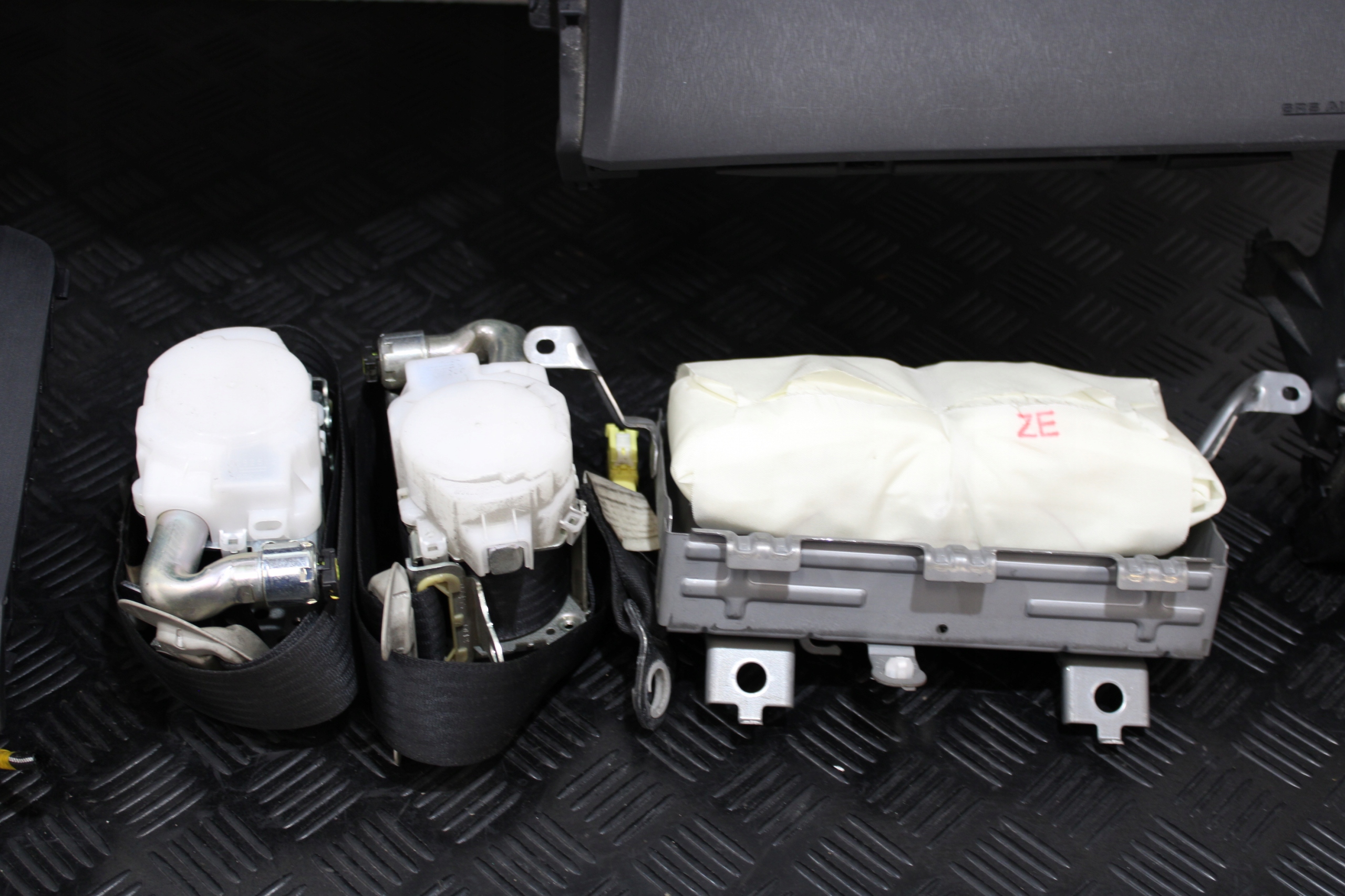 dashboard console airbag airbags TOYOTA PRIUS + plus LIFT