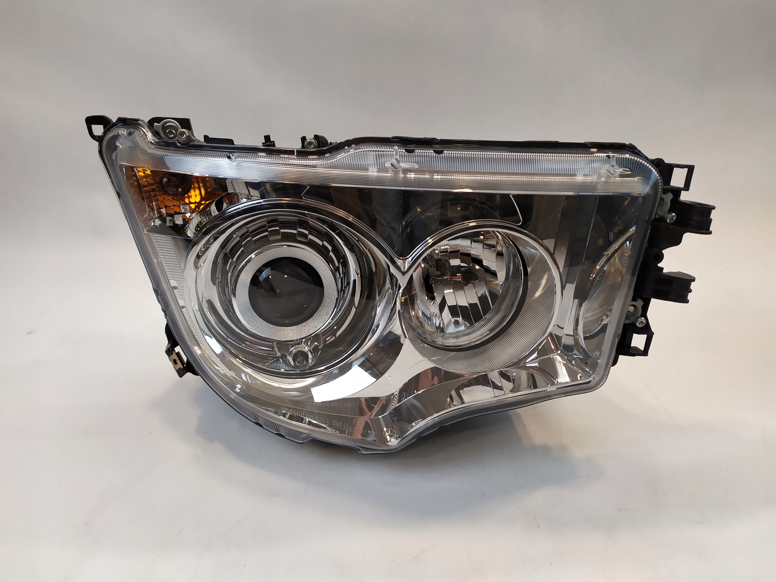 LAMPA PRAWY PRZÓD MERCEDES ANTOS XENON