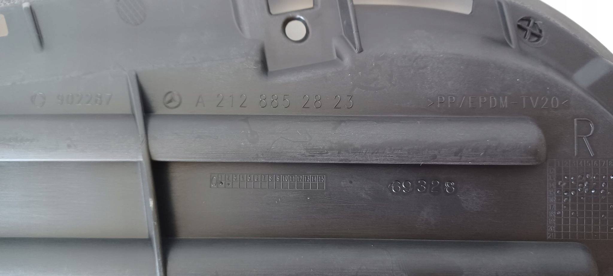 Mercedes E KLASA W212 KRATKA ZDERZAKA PRZEDNIA Kolor czarny