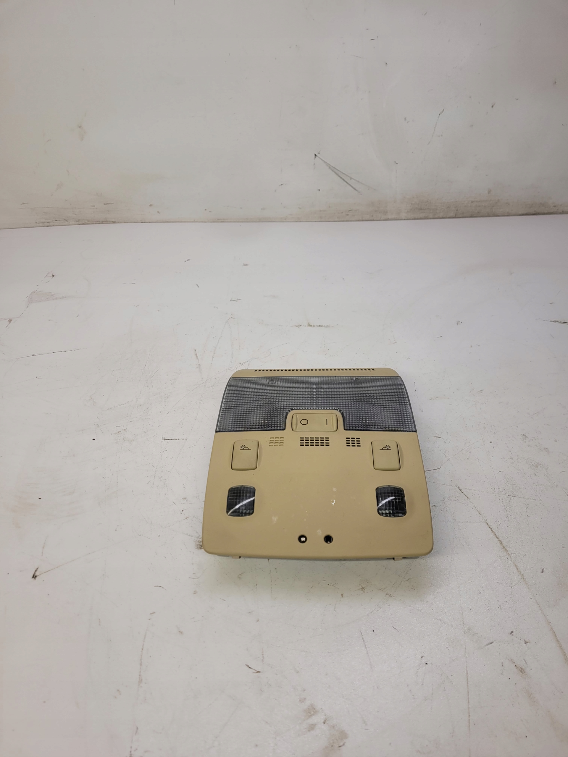 Лампа кабины AUDI A3 A4 B6 B7 8E0947135E