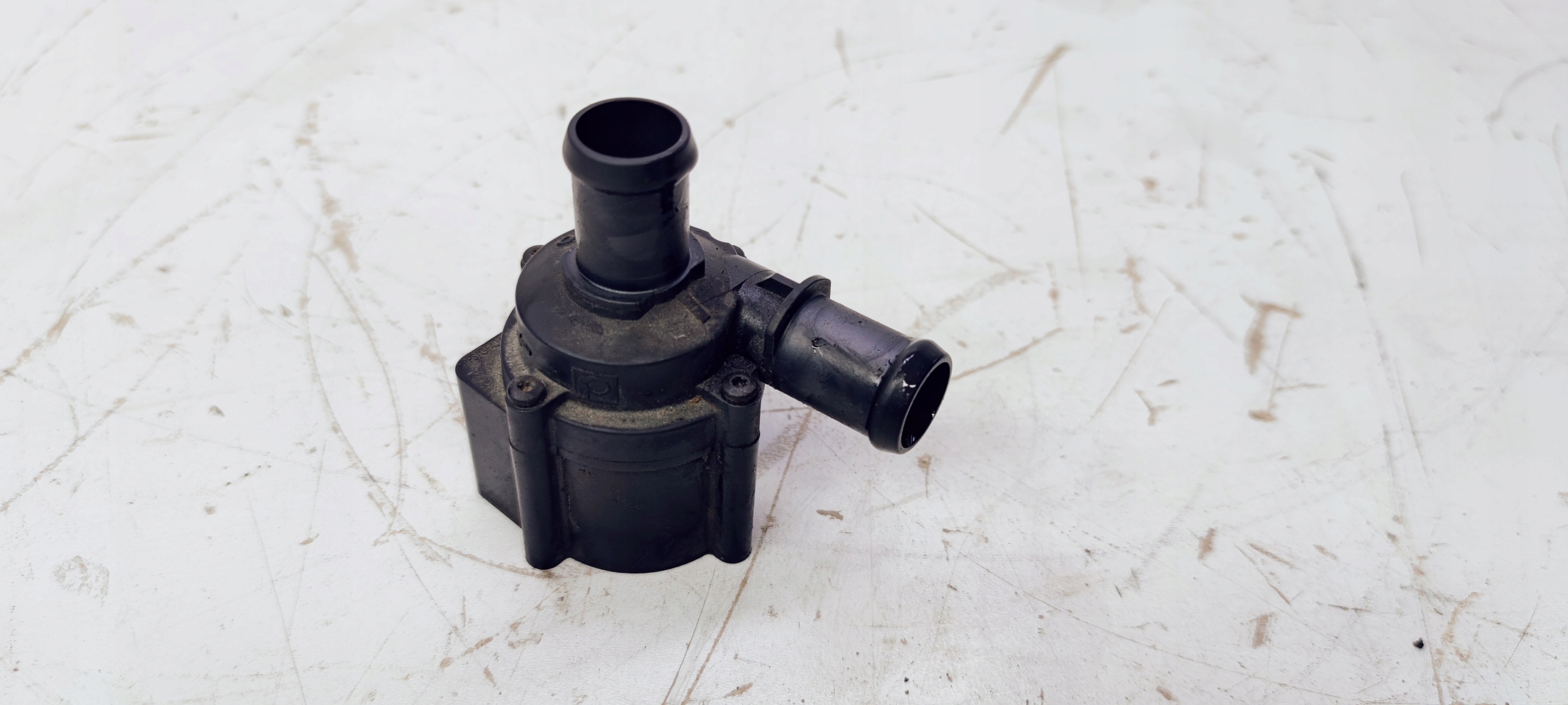 Додатковий водяний насос клапан AUDI A4 B8 06h121601j