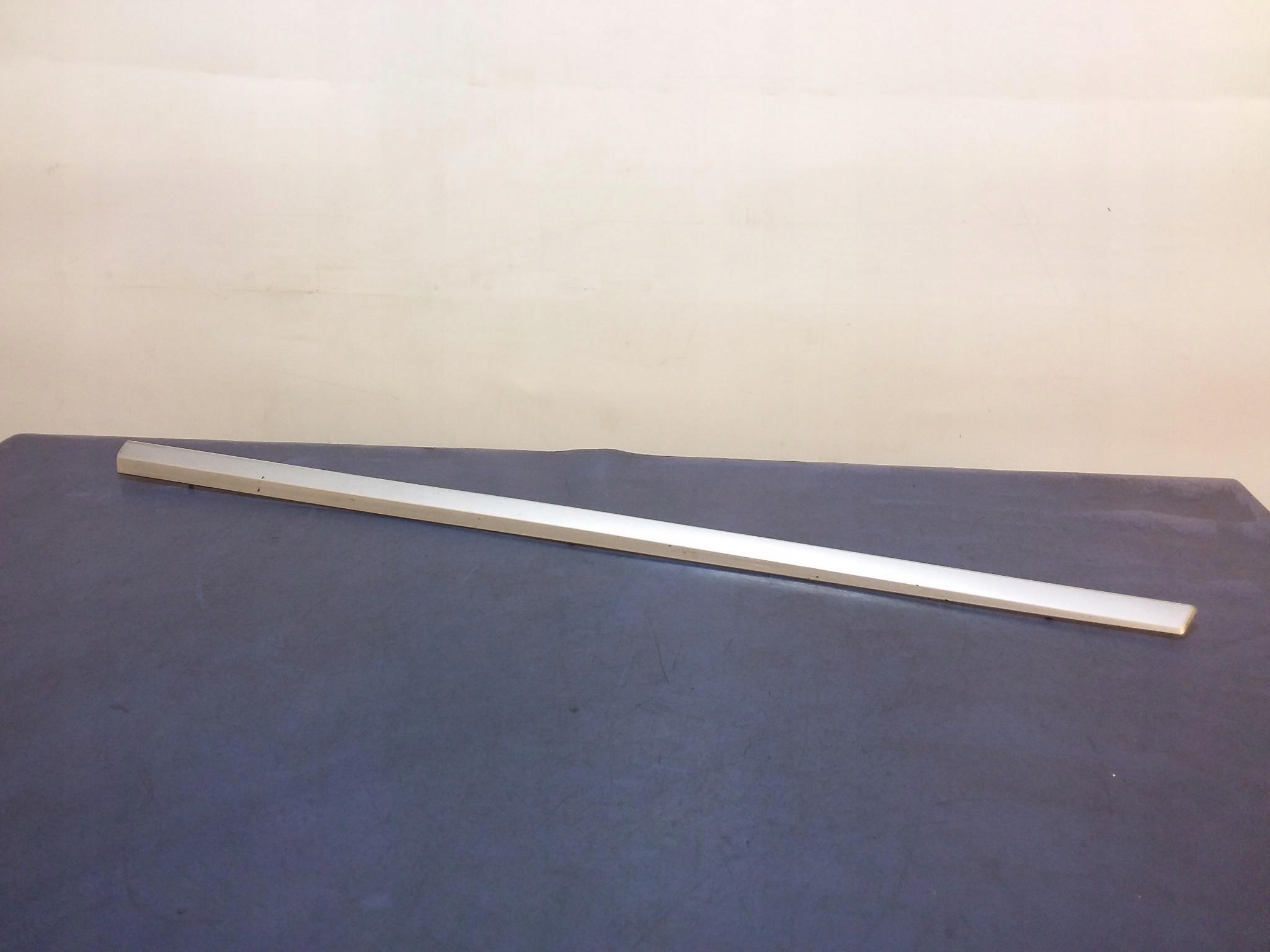 CHRYSLER TOWN COUNTRY V LISTWA DRZWI PRZÓD PRAWY