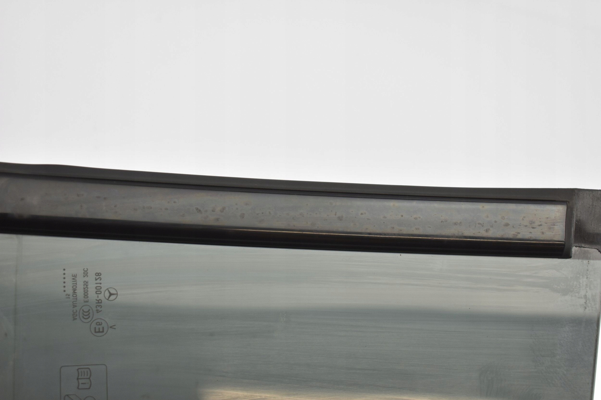 SZYBA DRZWI PRAWY TYŁ MAŁA MERCEDES CLA W117 2015 Strona zabudowy tył - prawa