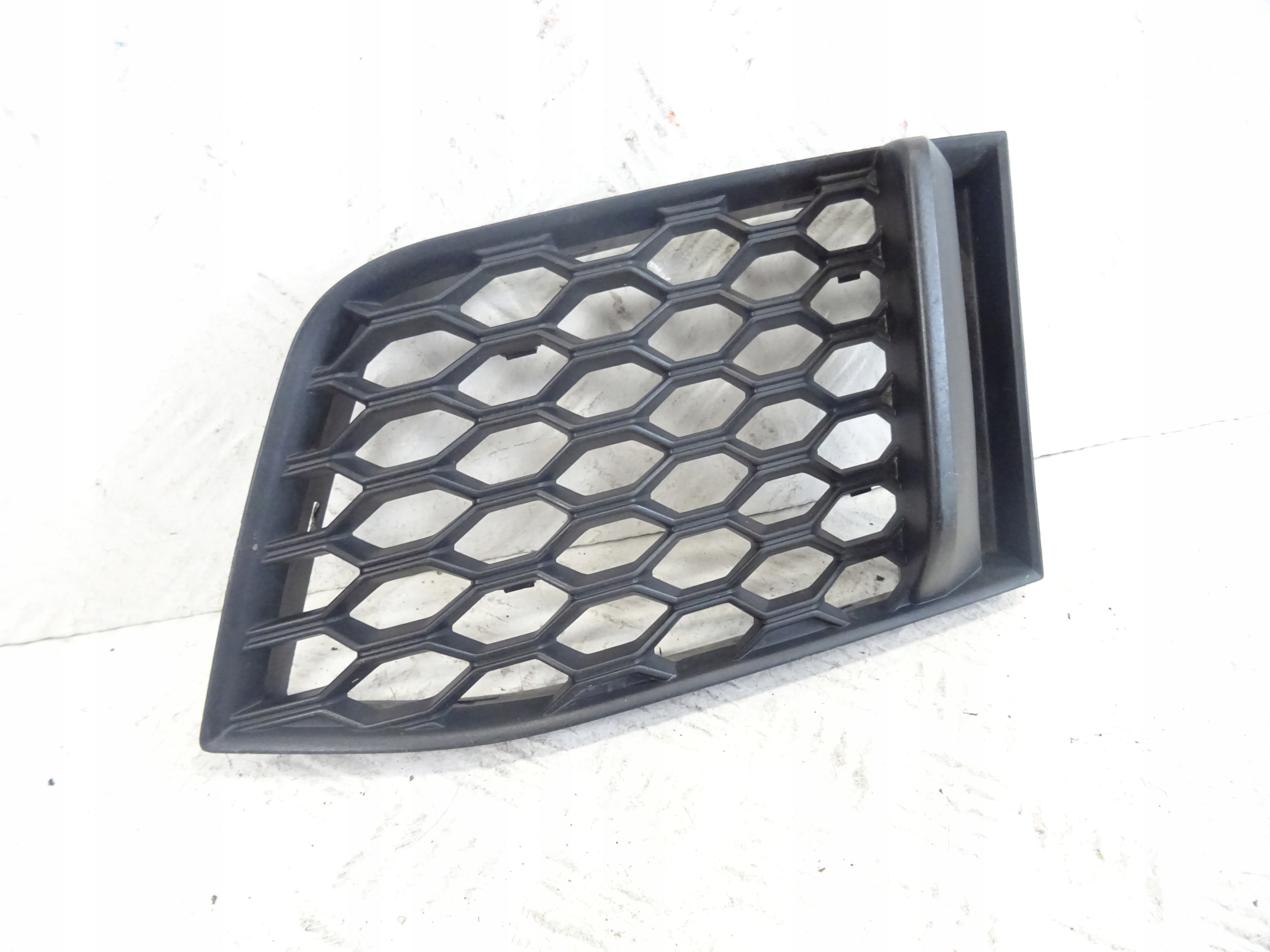 grid of a bumper front front left AUDI TTS 8S 8S0807681