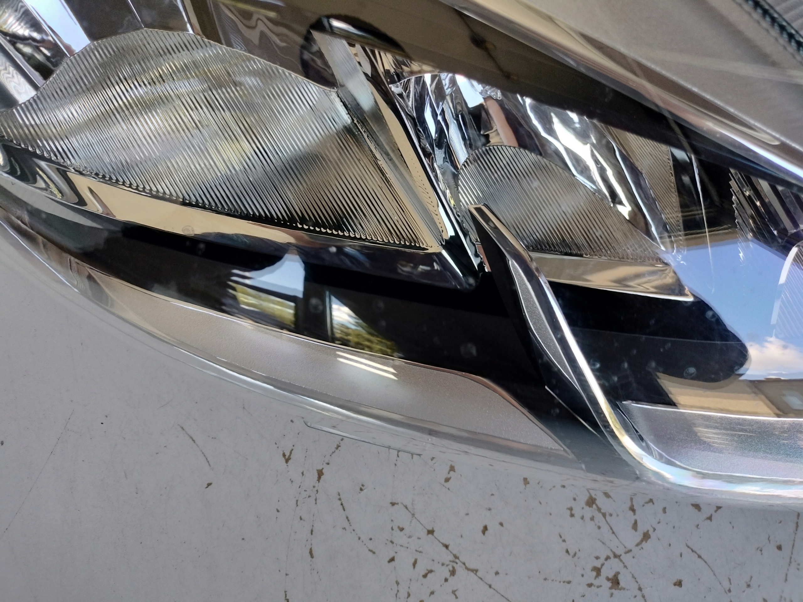 light right REFLEKTOR FORD FIESTA MK8 17