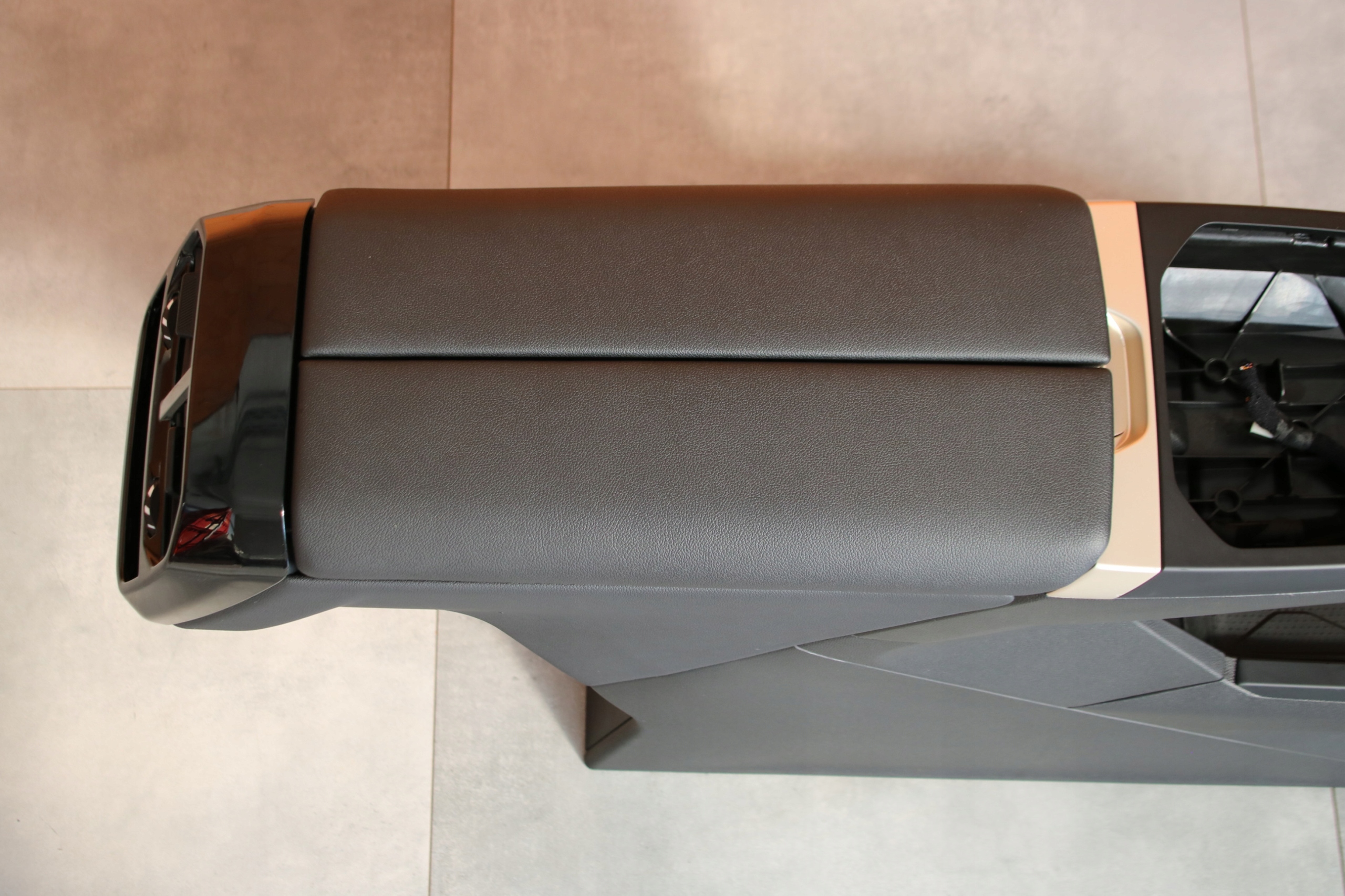 BMW iX I20 TUNEL central armrest black 9490613 5A38972