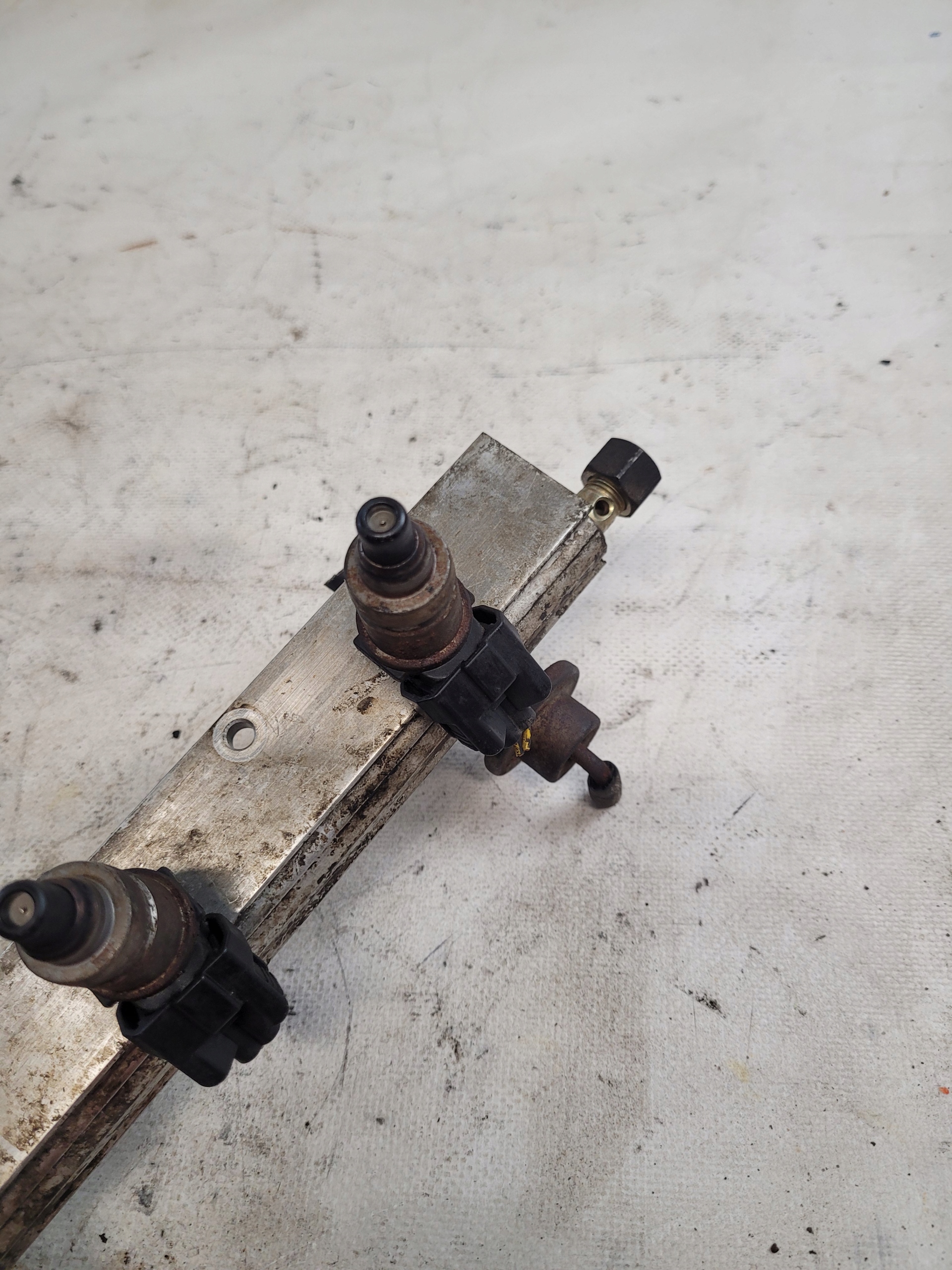 Rampe injection + Injecteurs HONDA CIVIC VI 1.4B 97r.