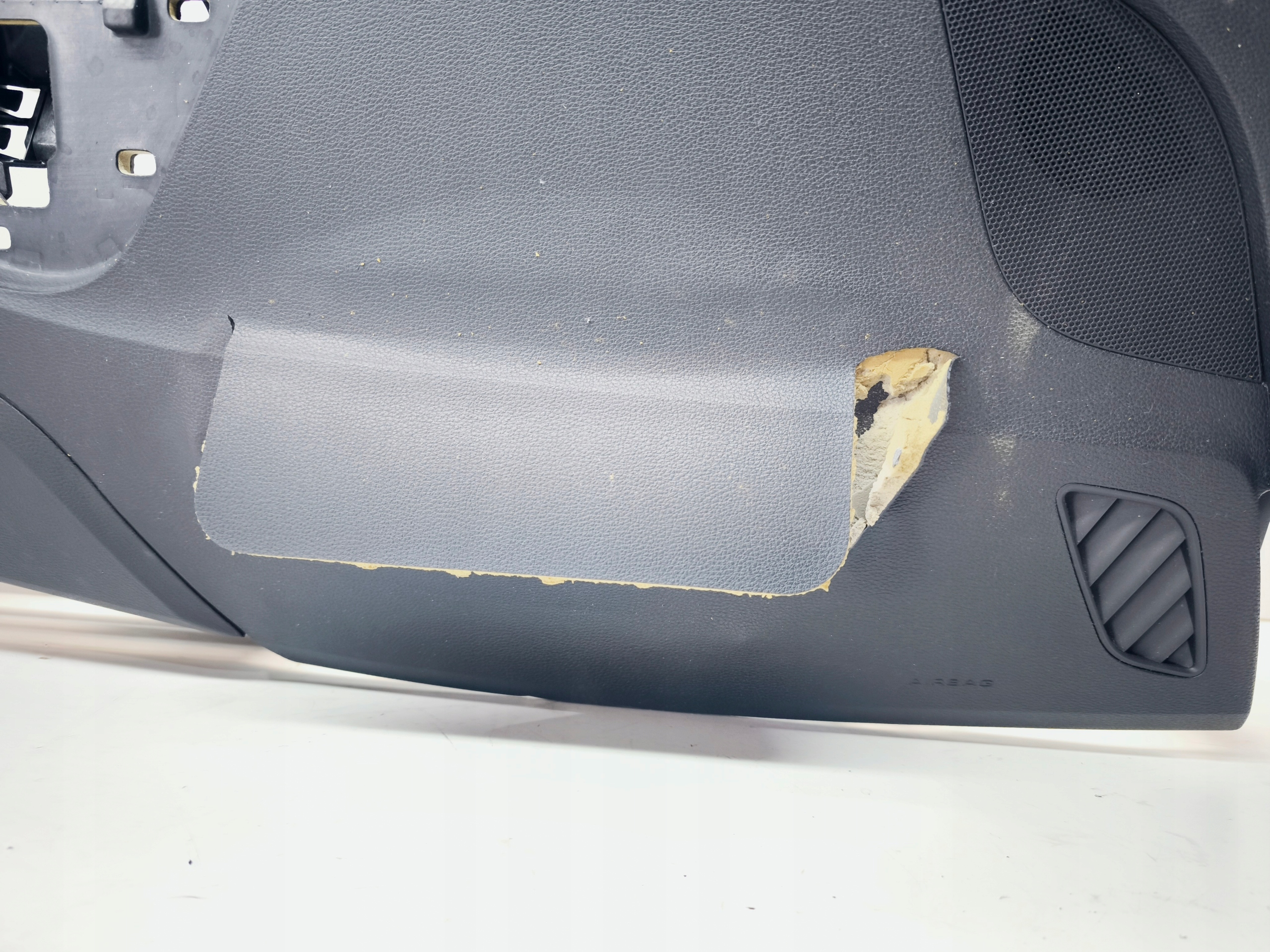dashboard cockpit console AUDI A4 B9 8W1857001H damaged