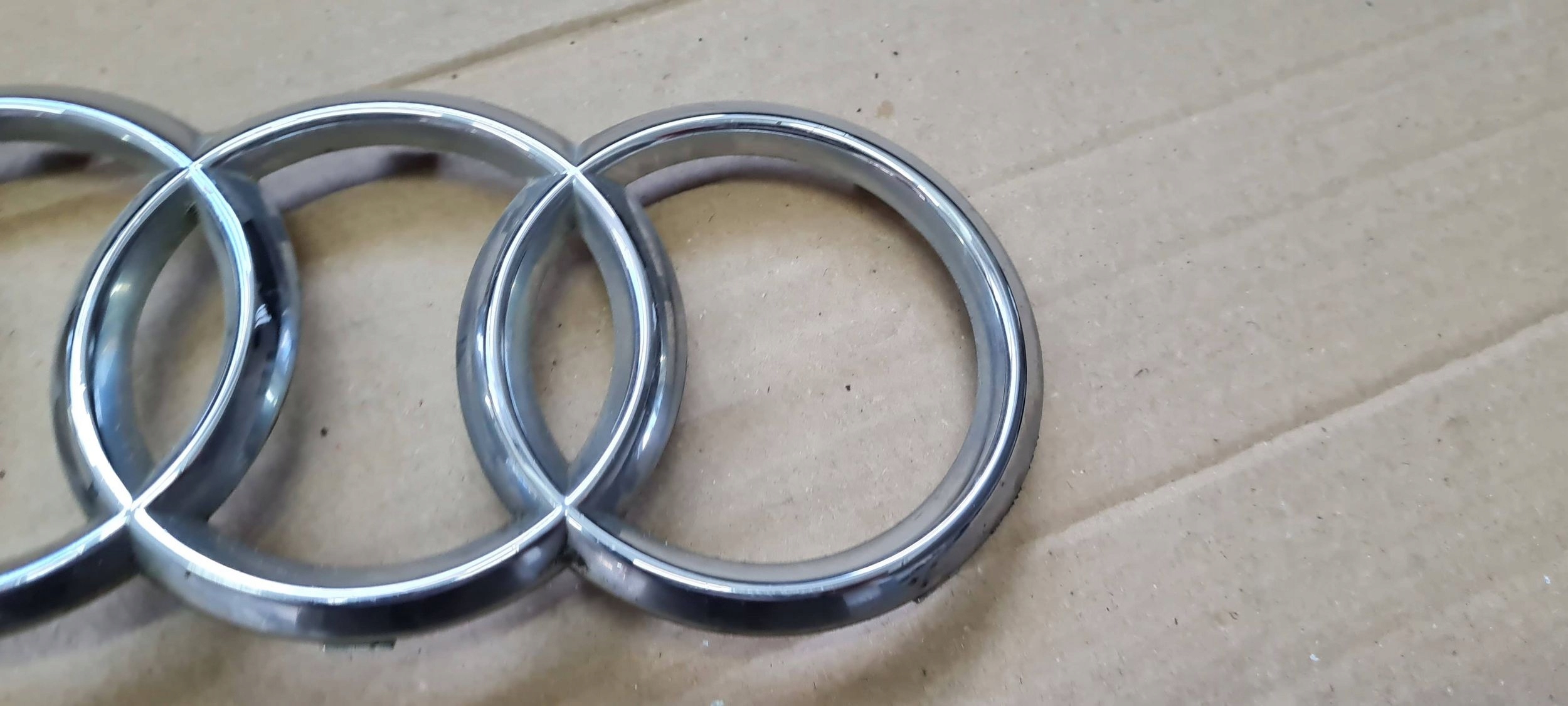 AUDI Q3 83A EMBLEMAT Logo CHROM GRILLA EMBLEMAT AUDI 4KE853605
