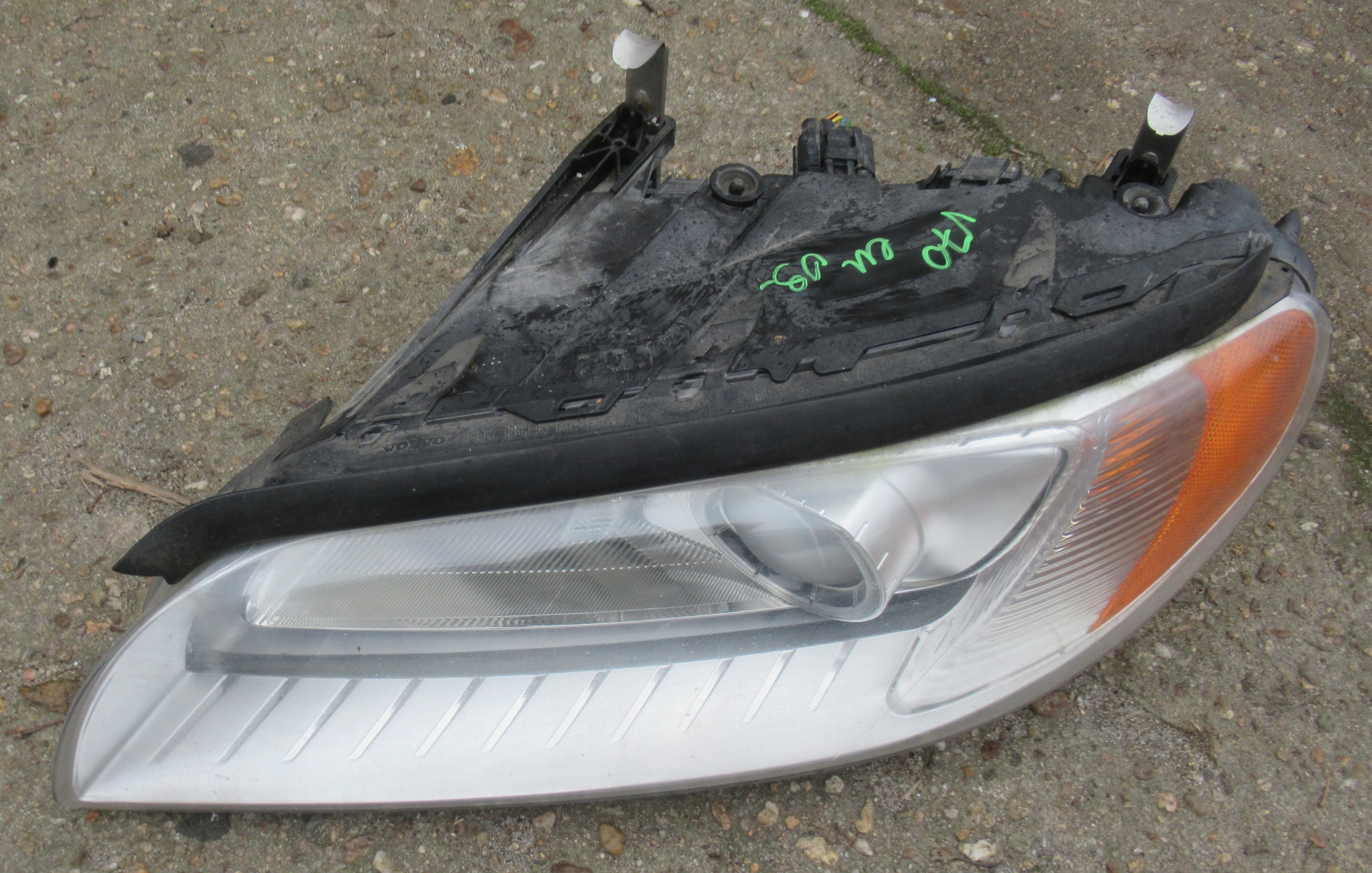 VOLVO V70 2.0 D 09R light left front XENON 31214347 EUROPA