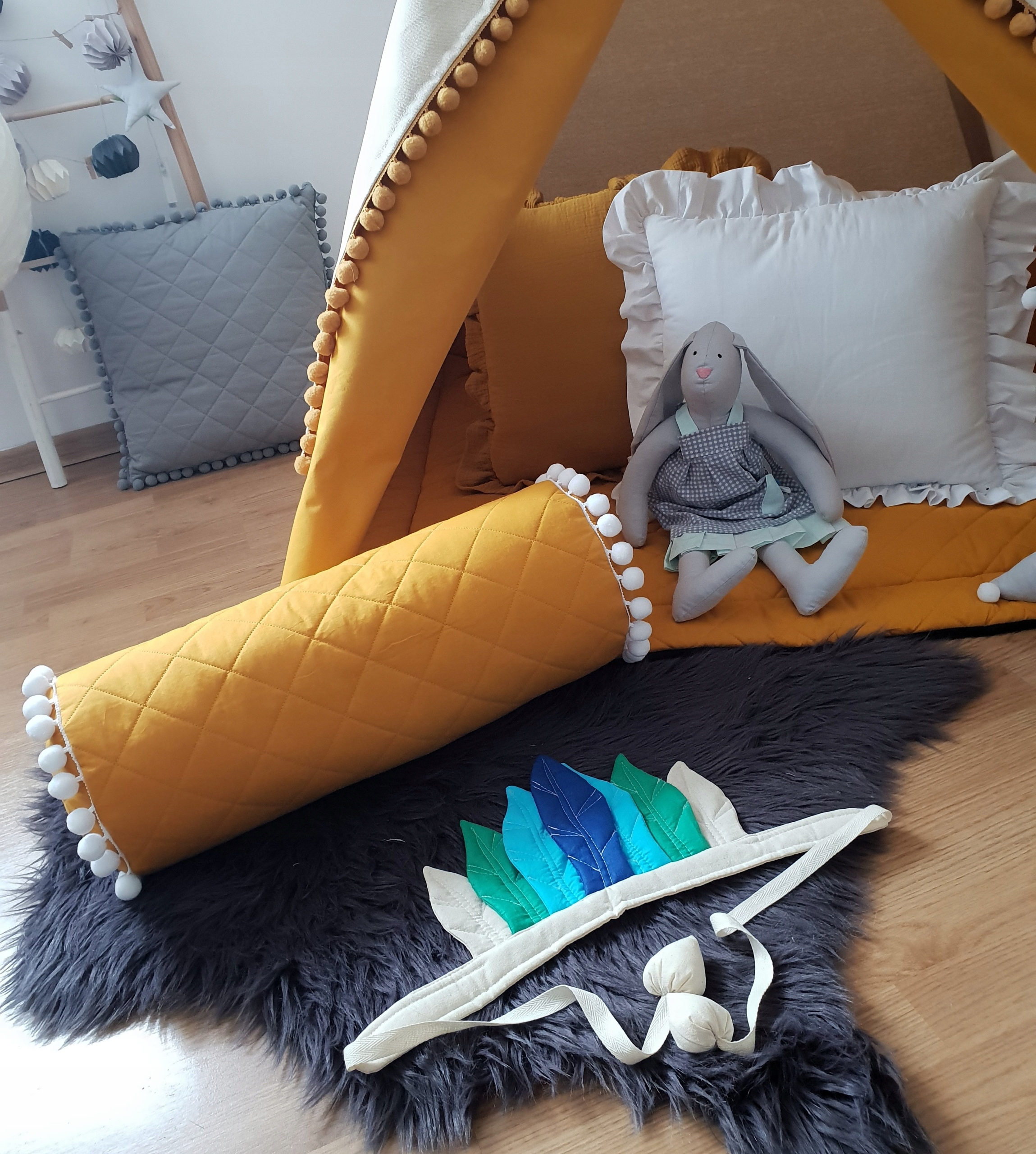 Poduszka dekoracyjna wałek z pomponikami