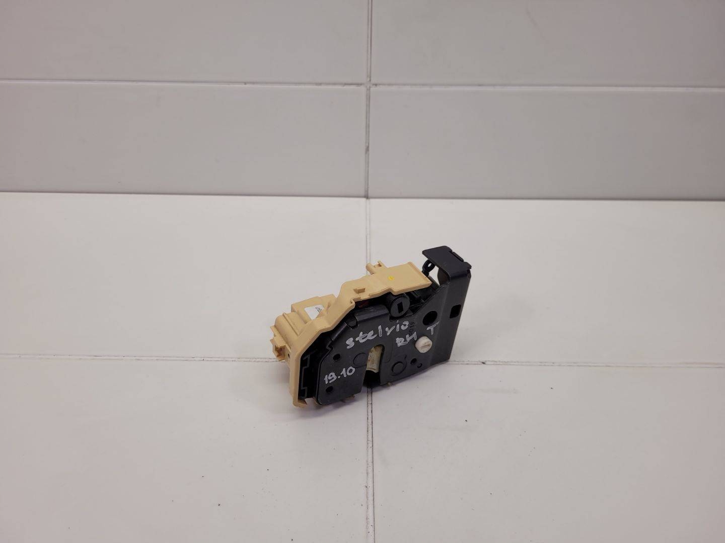 lock door rear part right side Alfa Romeo Stelvio 2017 50535378