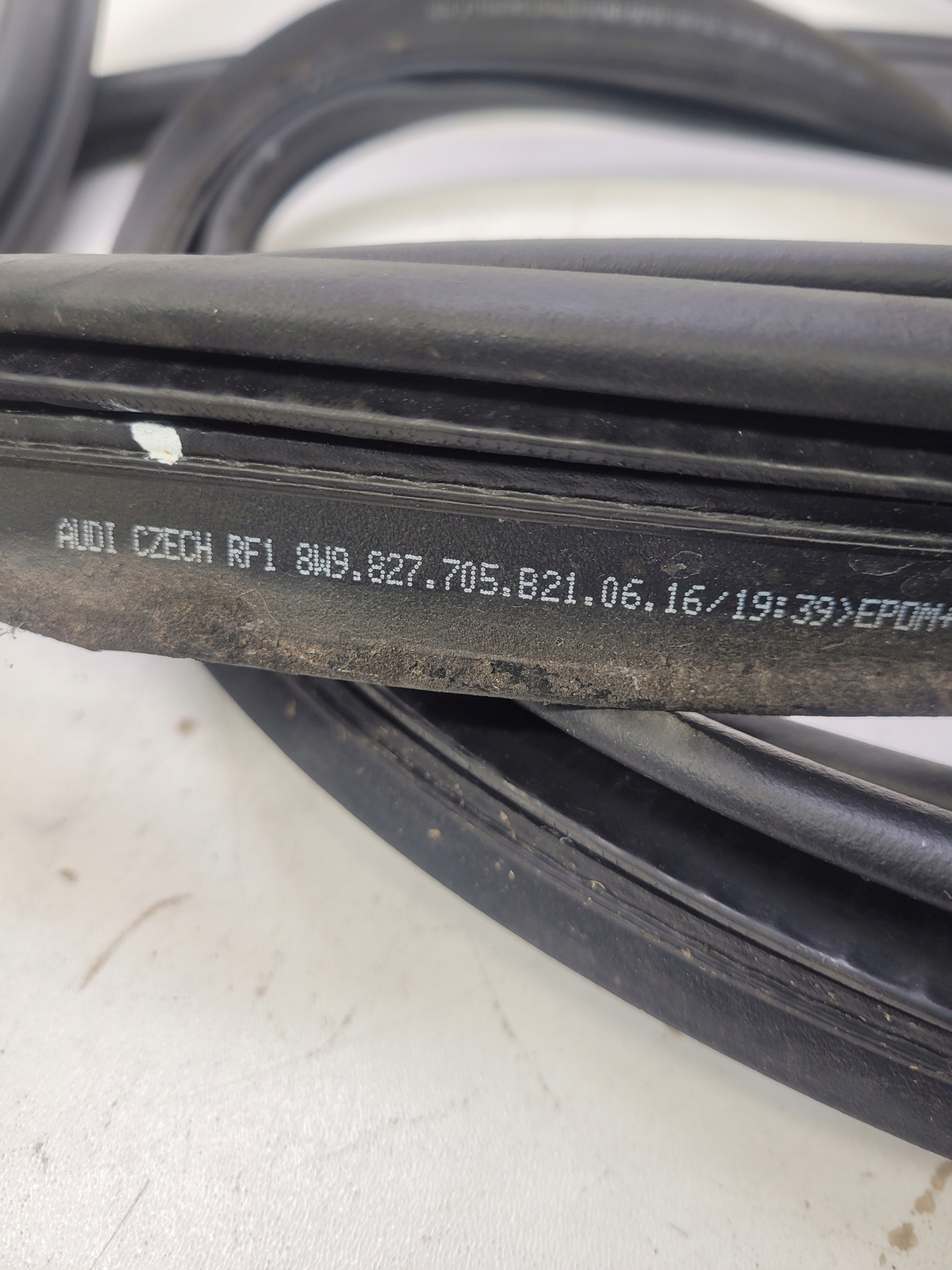 gasket bonnet boot AUDI A4 B9 AVANT KOMBI 8W9827705B