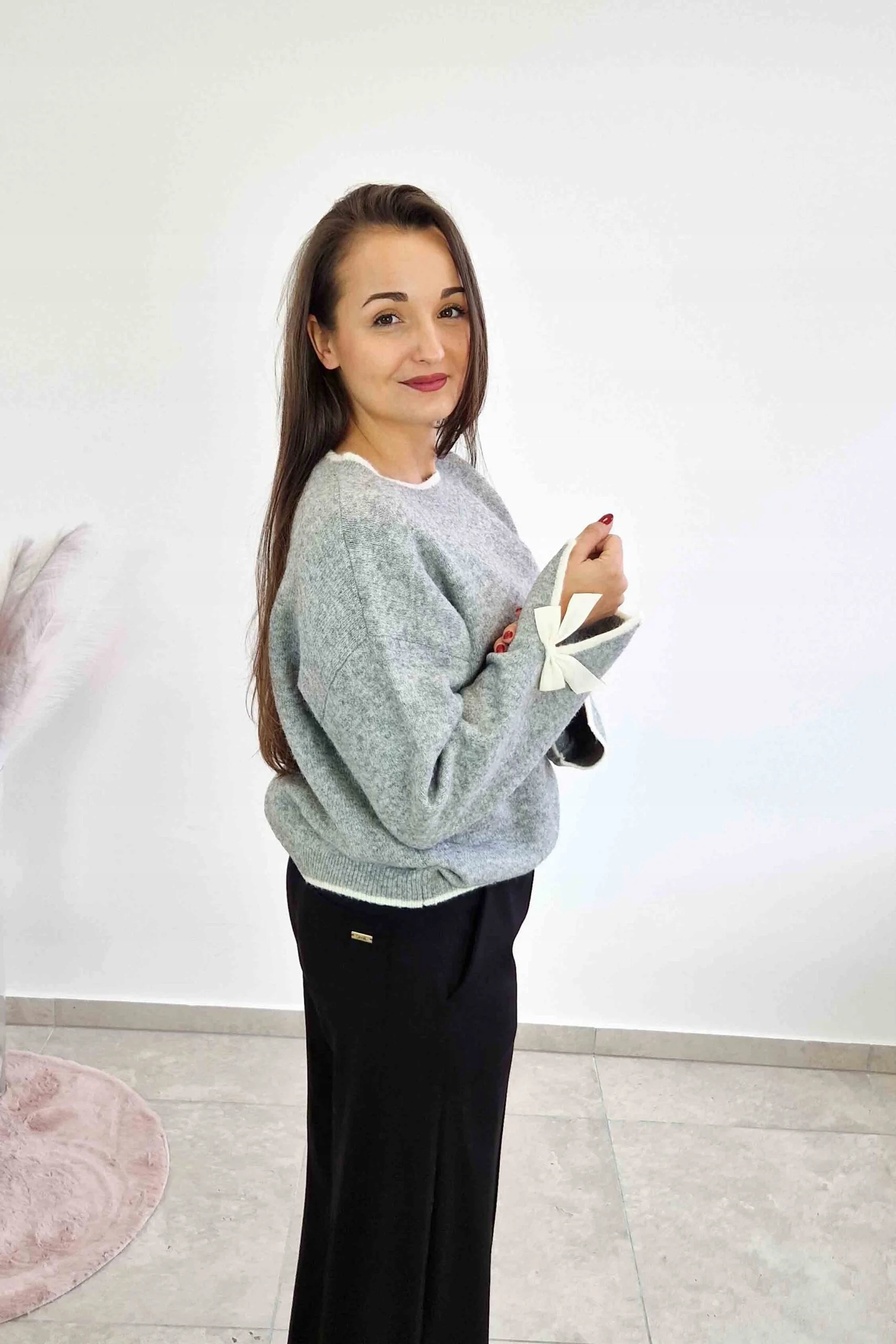 Dámský svetr s dlouhým rukávem a ozdobnou stuhou, popelavý, Uni