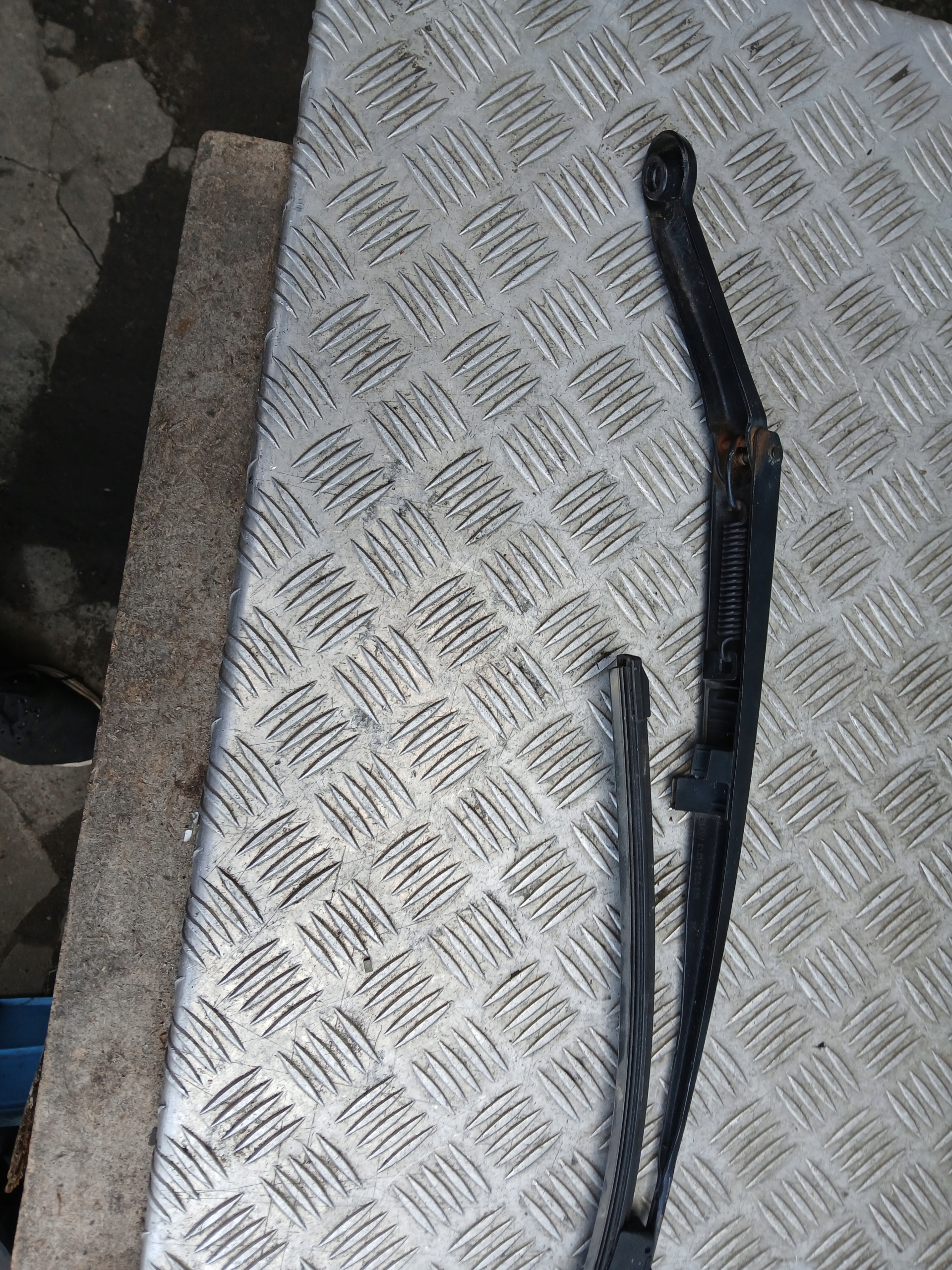 BMW E46 wiper arm left right front 7003931