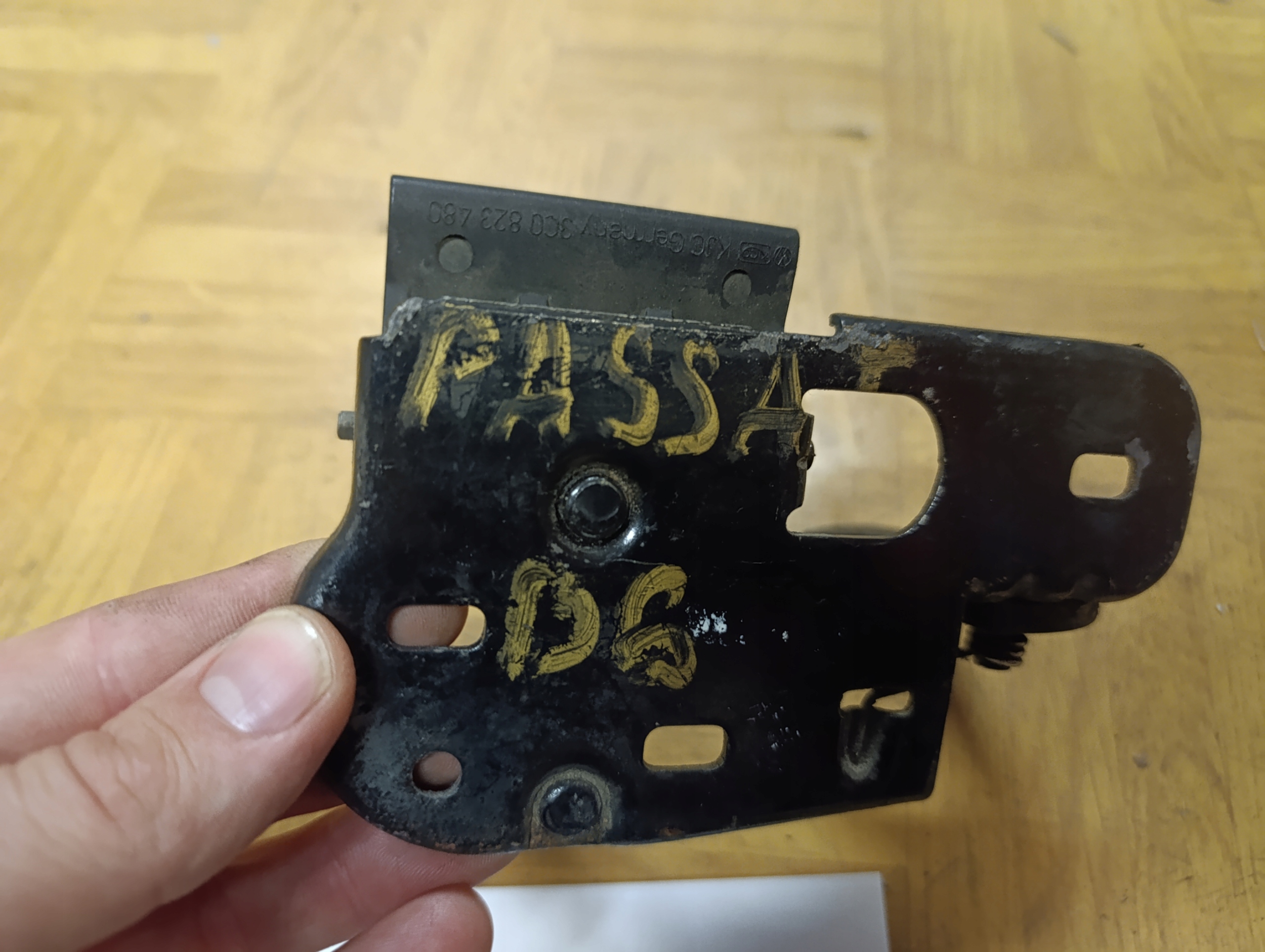 RYGIEL bonnet latch lock VOLKSWAGEN PASSAT B6 3C0823480