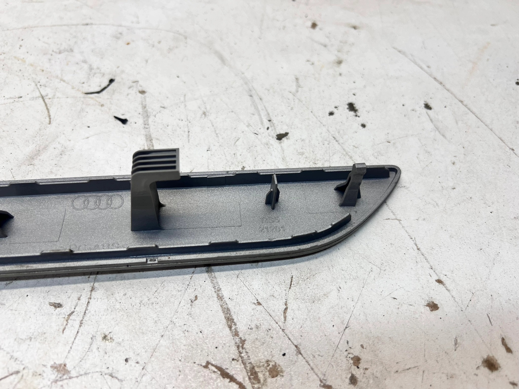 DEKOR moulding door right front AUDI Q3 8U 8U0867410 grey