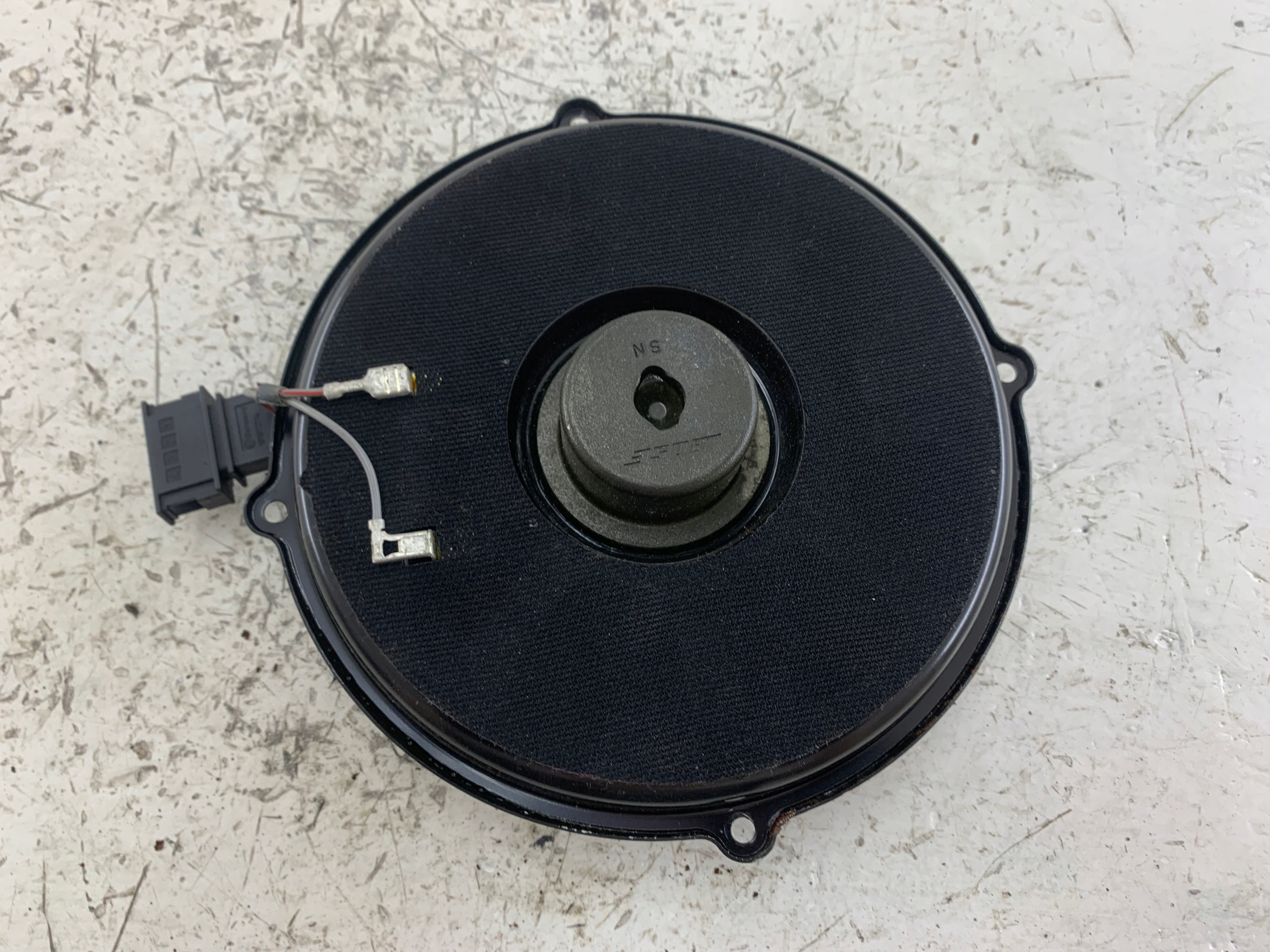 PORSCHE CAYENNE and speaker SUBWOOFER door right rear part BOSE