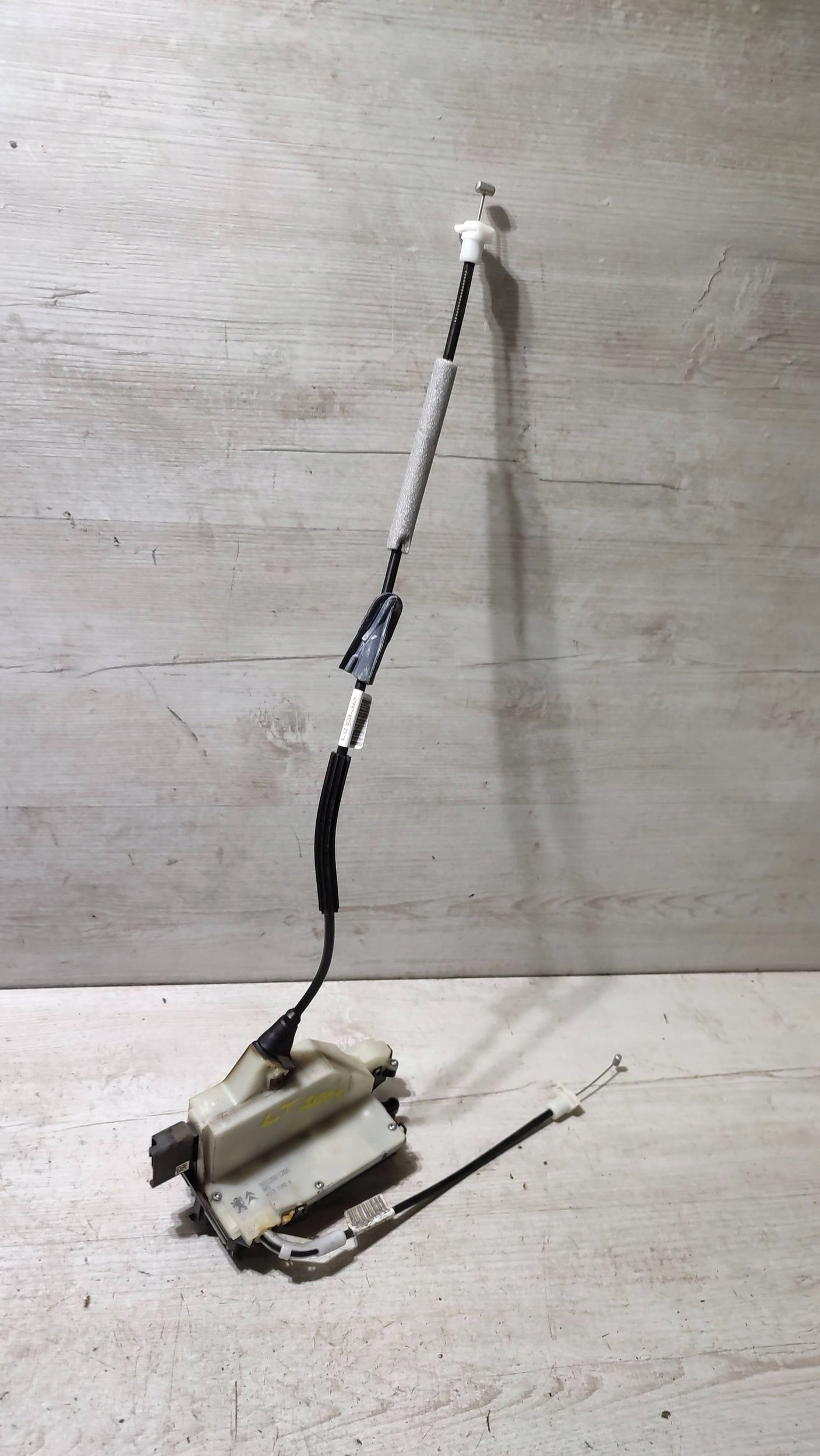 Peugeot 2008 and 2018 rear part side left lock door