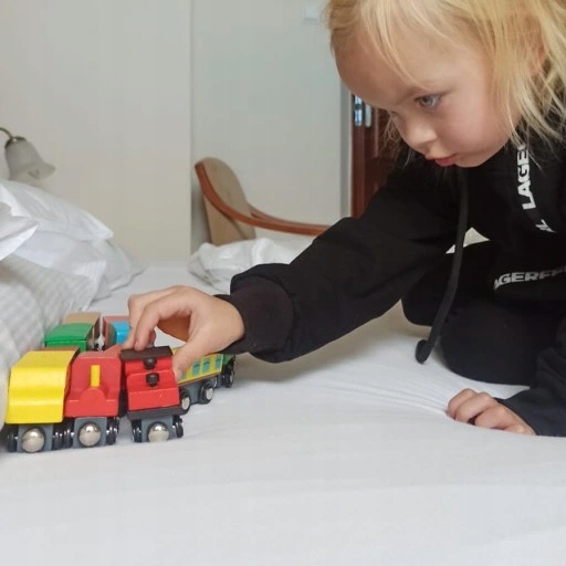 Drewniana Kolejka Pociąg na Magnes Lokomotywa ZABAWKA PREZENT DLA DZIECI Baterie nie wymaga